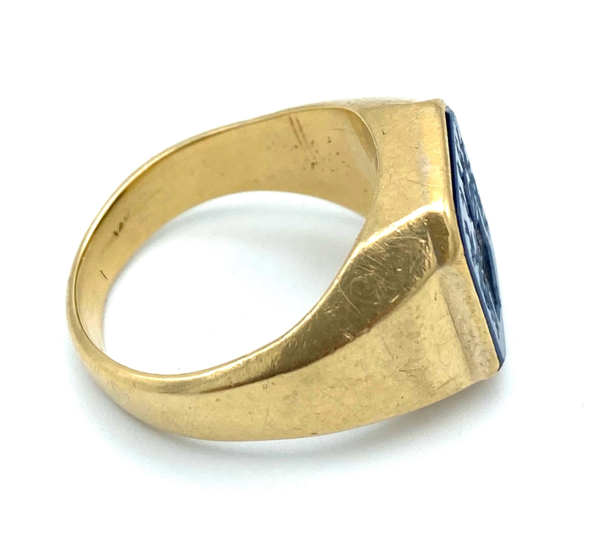 Victorian Yellow Gold and Carved Stone Family Crest Signet Ring In Excellent Condition In Beverly Hills, CA