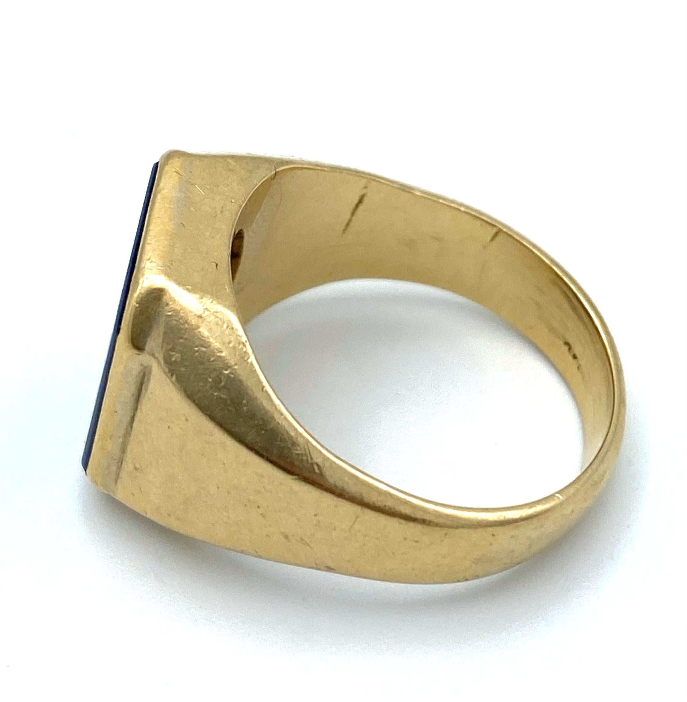 Victorian Yellow Gold and Carved Stone Family Crest Signet Ring 1