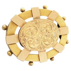 Spilla vittoriana in oro giallo con utensili Etruscan Revival e medaglione, circa anni '60 del XIX secolo