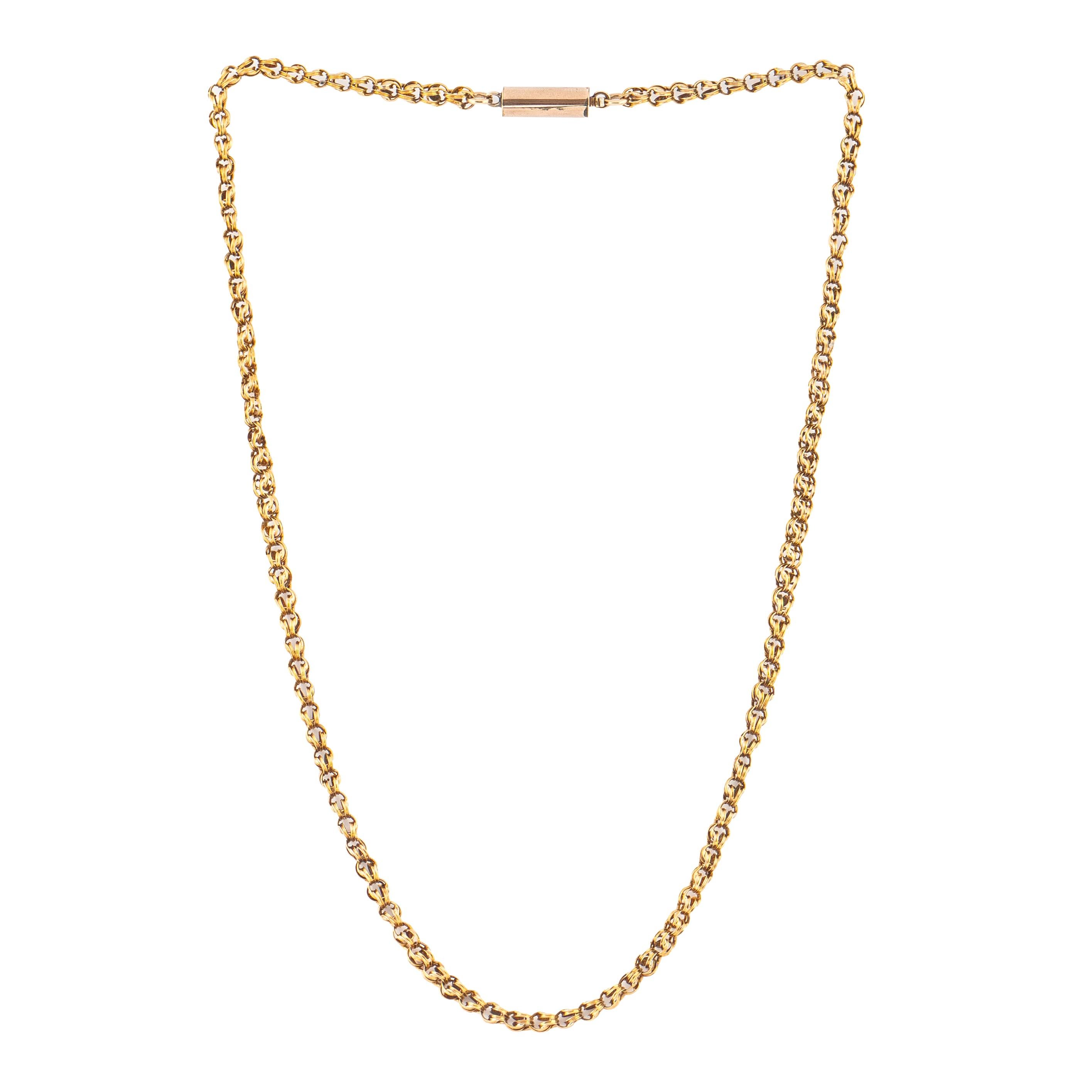 Un joli collier à maillons en or 14k de l'époque victorienne, équipé d'un fermoir cylindrique en or d'époque. 

19ème siècle

16 1/2 ( cm) de long ; les maillons 1/8 in. ( cm) de large. 



