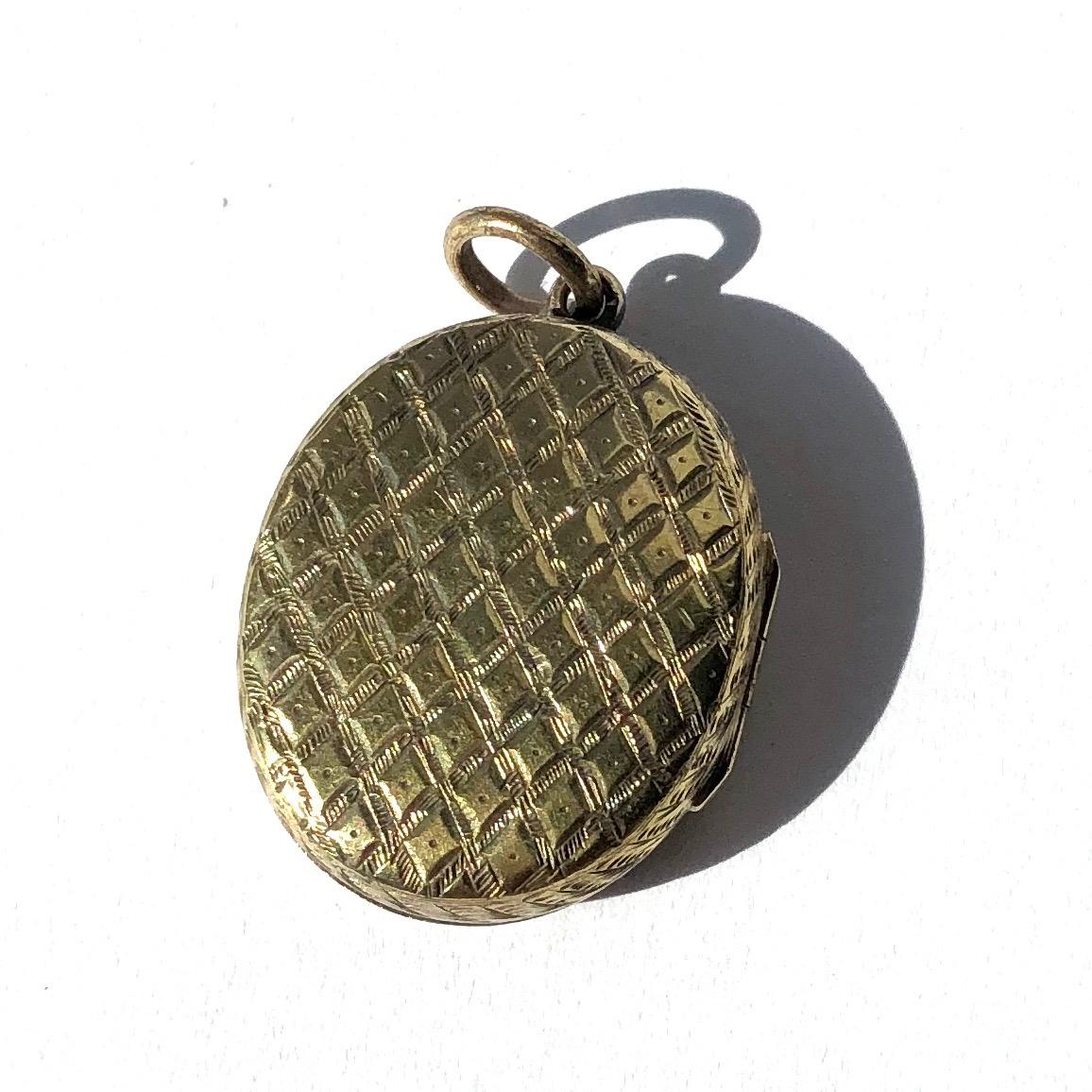 The design on this locket is absolutely gorgeous! On one side there is a detailed raised leaf which sits on a textured background and on the other side it looks almost quilted. The inside of the locket holds two picture of a very smart lady.