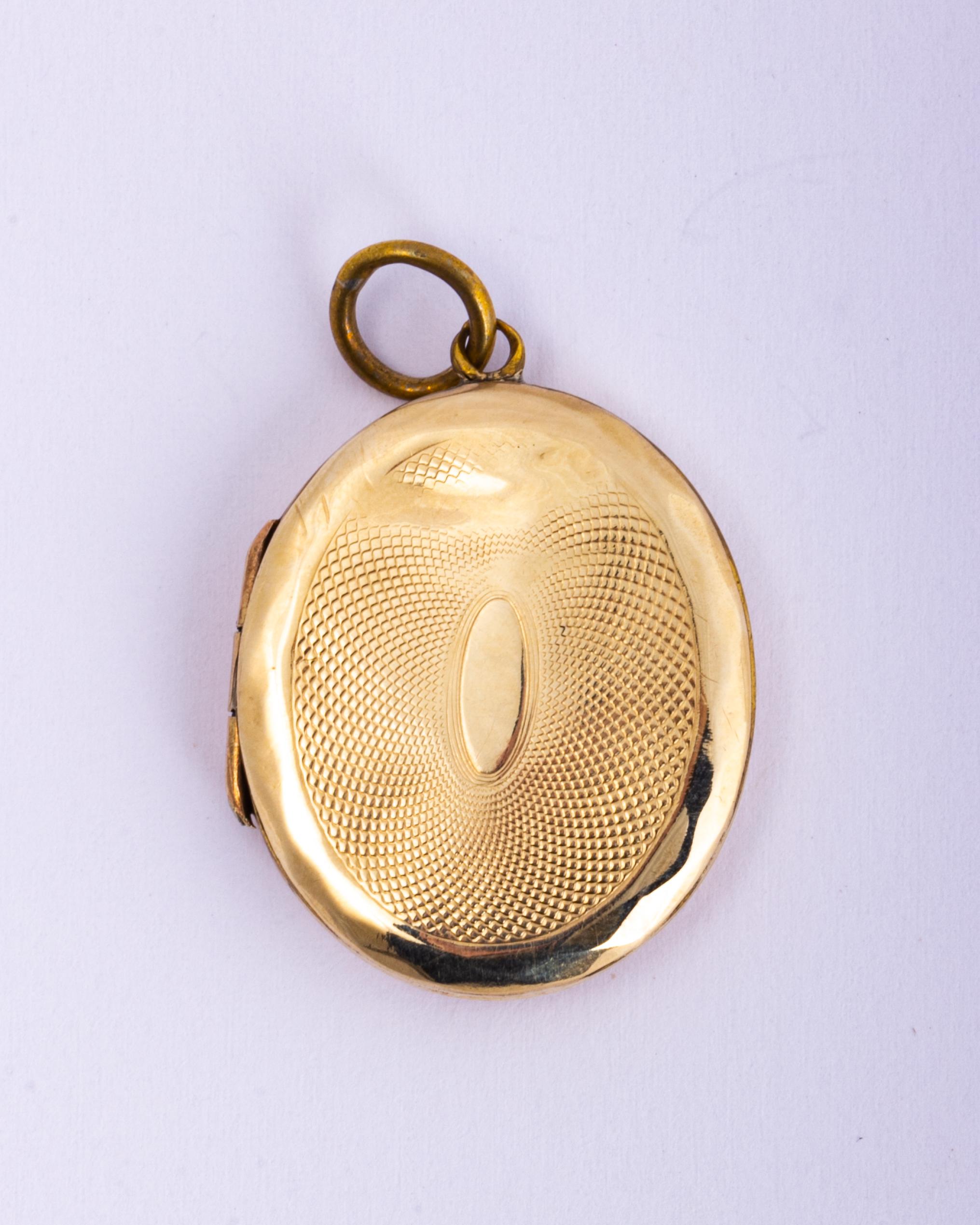 ¡El diseño de este medallón es absolutamente precioso! Por un lado hay un diseño detallado y texturizado y por el otro hay un panel liso pero ornamentado. En el interior del medallón hay una foto de un caballero elegante. 

Dimensiones del