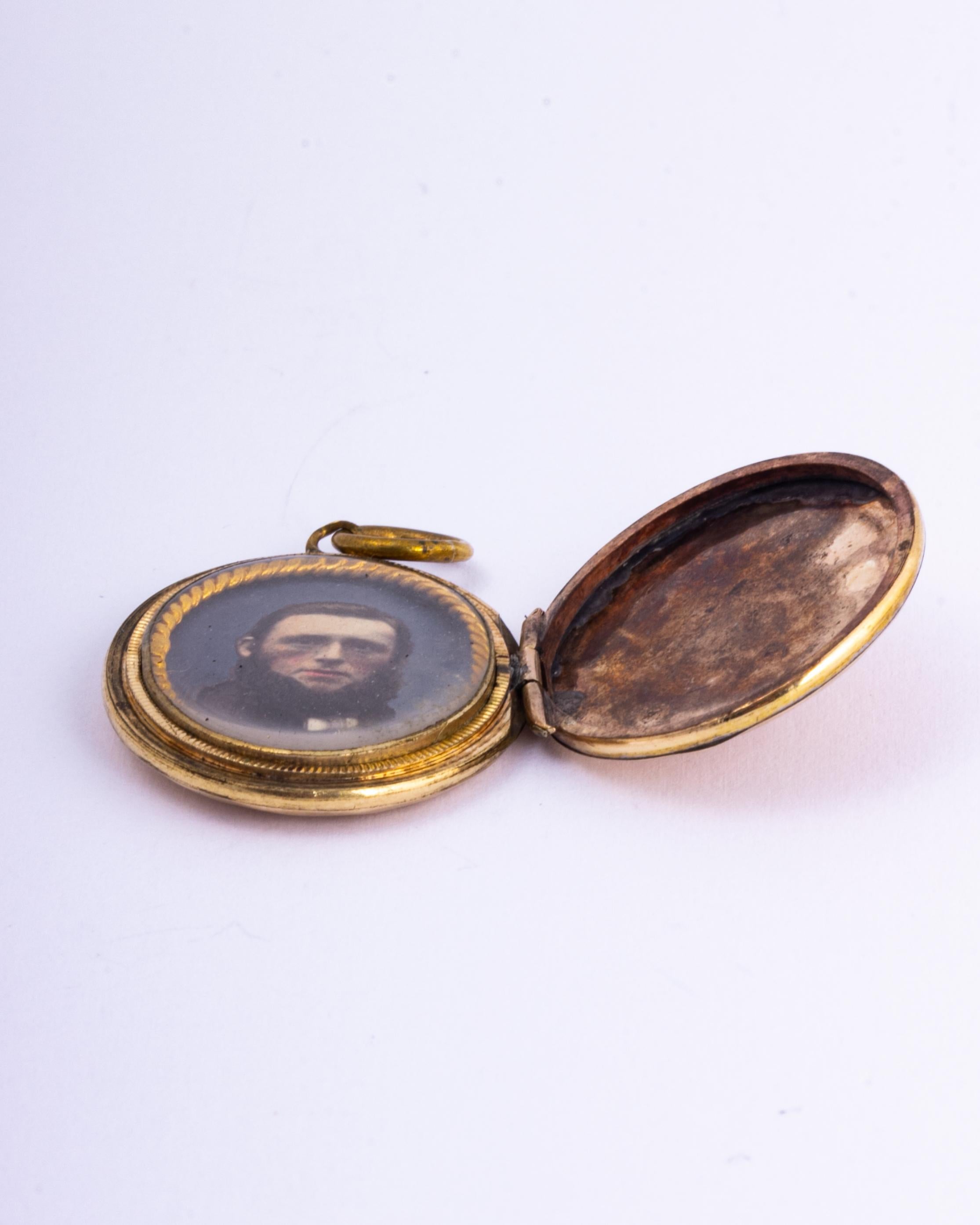 Femenino o masculino Relicario Victoriano Ornamentado de Oro Amarillo en venta