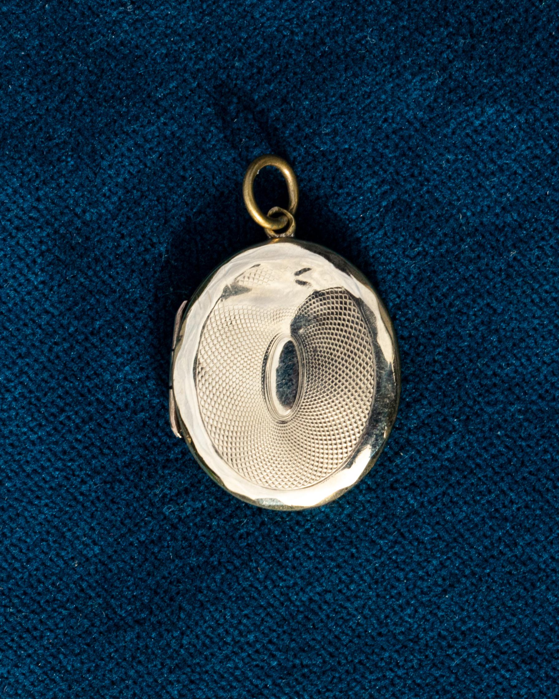 Relicario Victoriano Ornamentado de Oro Amarillo en venta 2