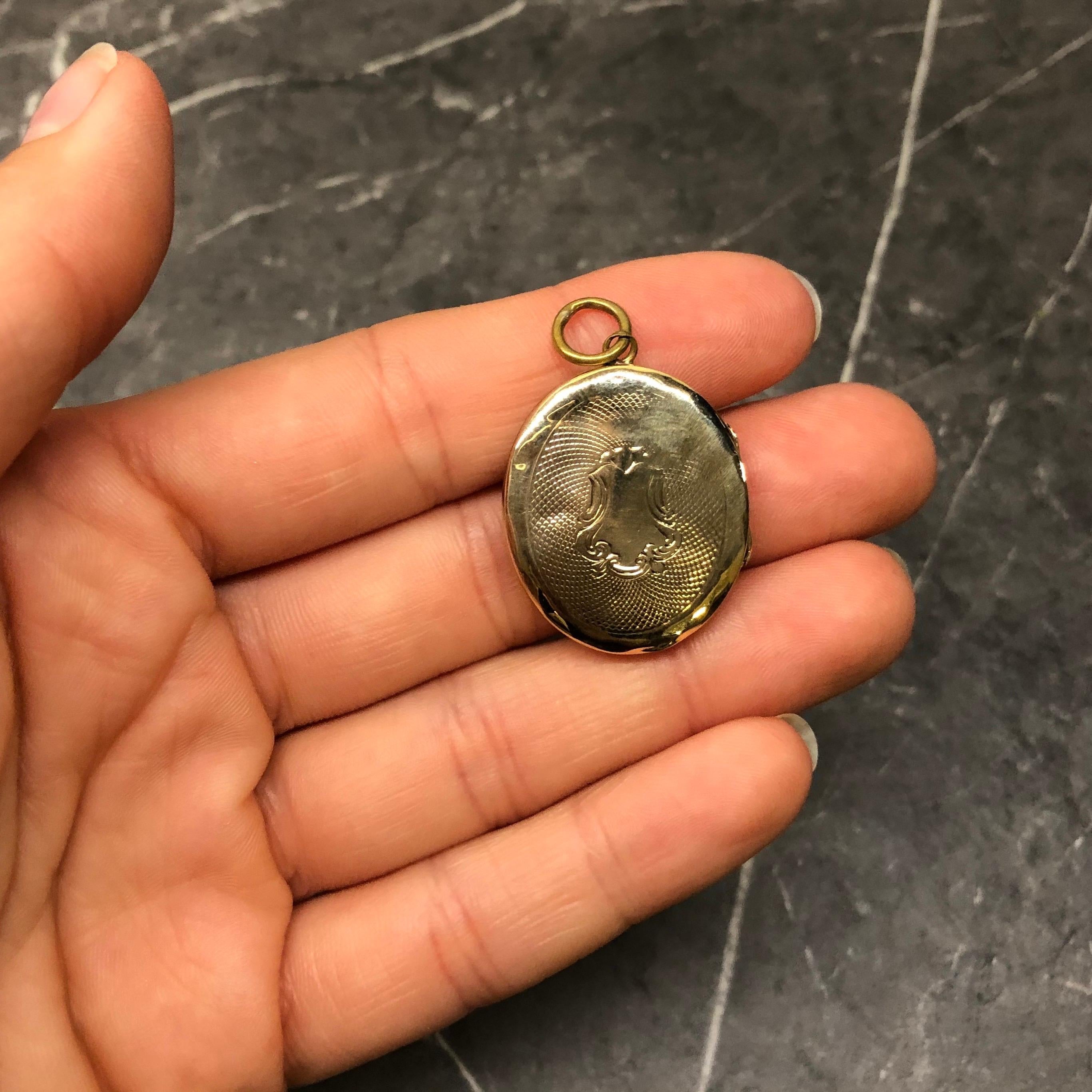 Relicario Victoriano Ornamentado de Oro Amarillo en venta 3