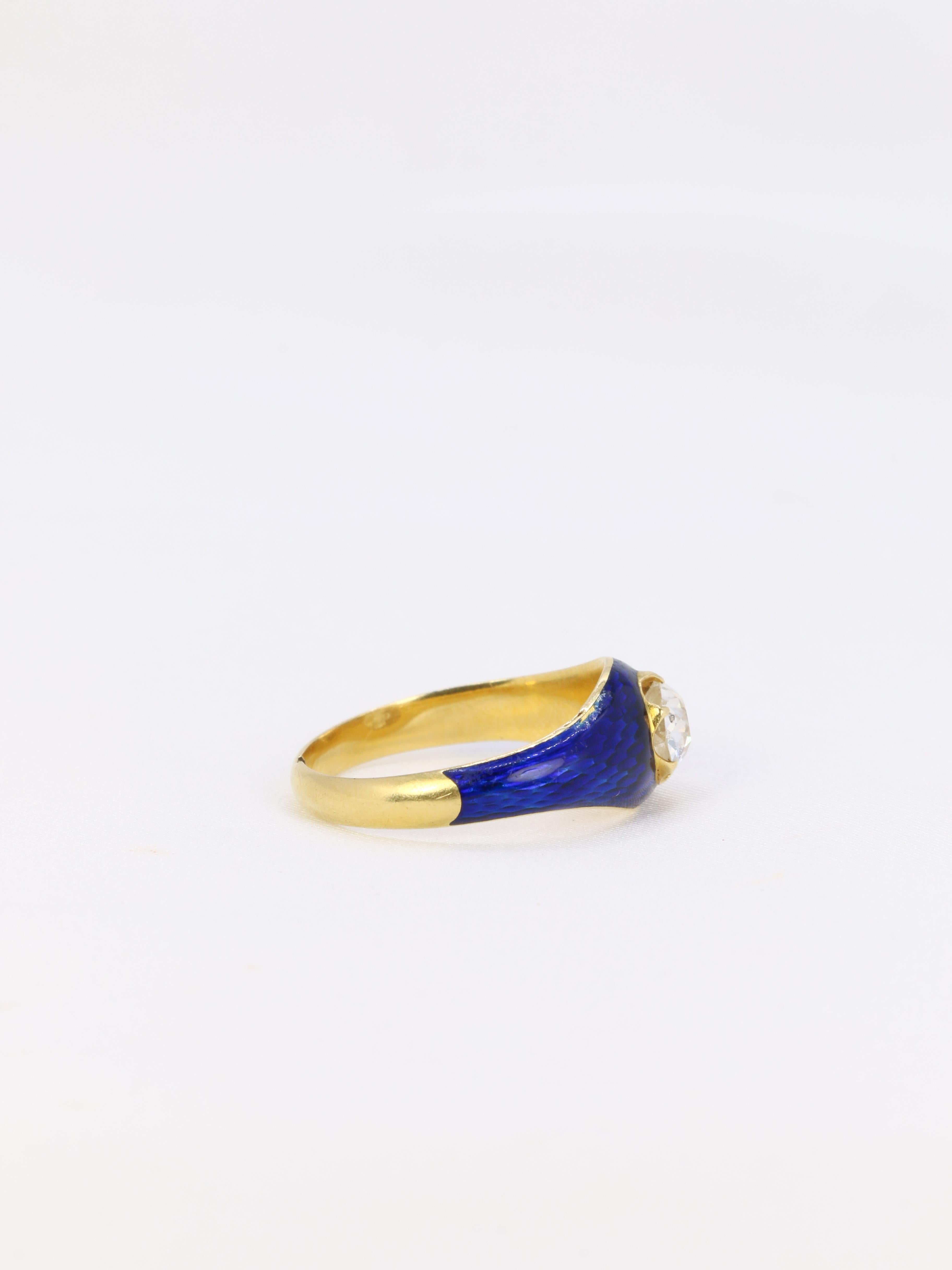 Victorian yellow gold ring with blue enamel and 0.9 ct old mine cut diamond In Good Condition For Sale In PARIS, FR