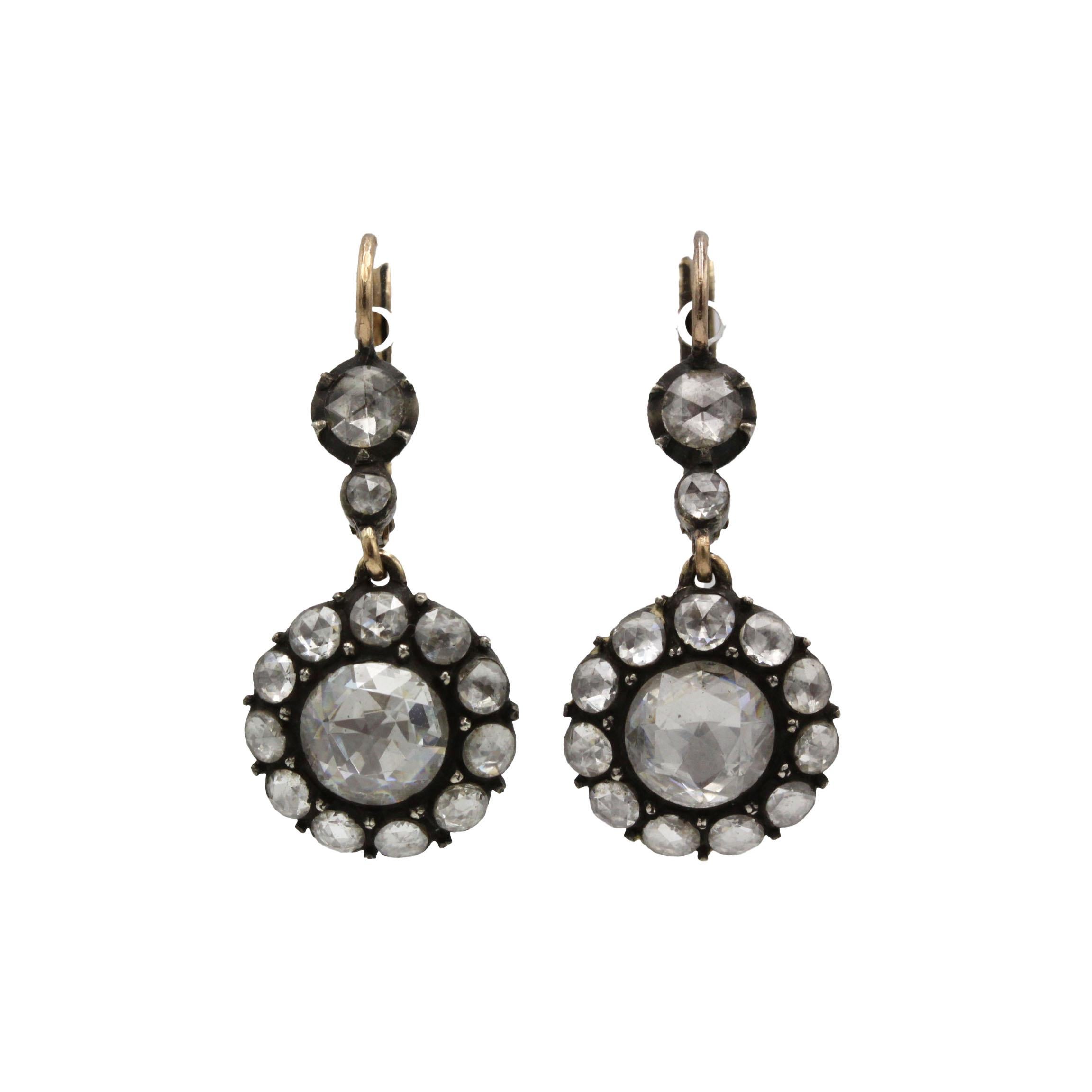 Victorien Boucles d'oreilles pendantes victoriennes en or jaune et diamants taillés en rose - 19e siècle en vente
