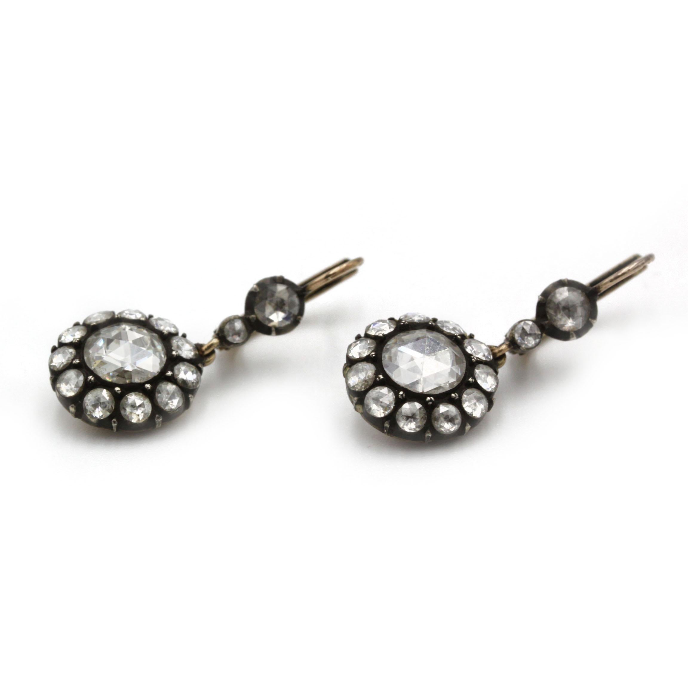 Taille rose Boucles d'oreilles pendantes victoriennes en or jaune et diamants taillés en rose - 19e siècle en vente