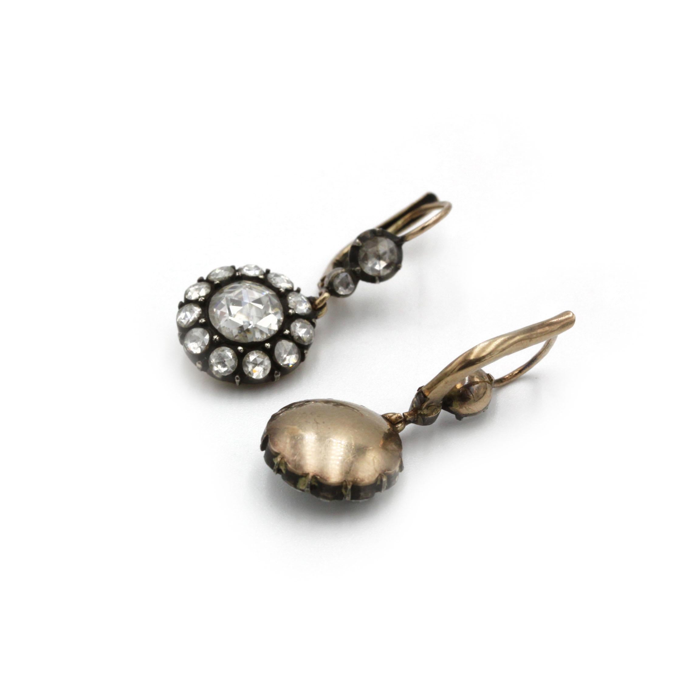 Boucles d'oreilles pendantes victoriennes en or jaune et diamants taillés en rose - 19e siècle Bon état - En vente à MONTMORENCY, FR