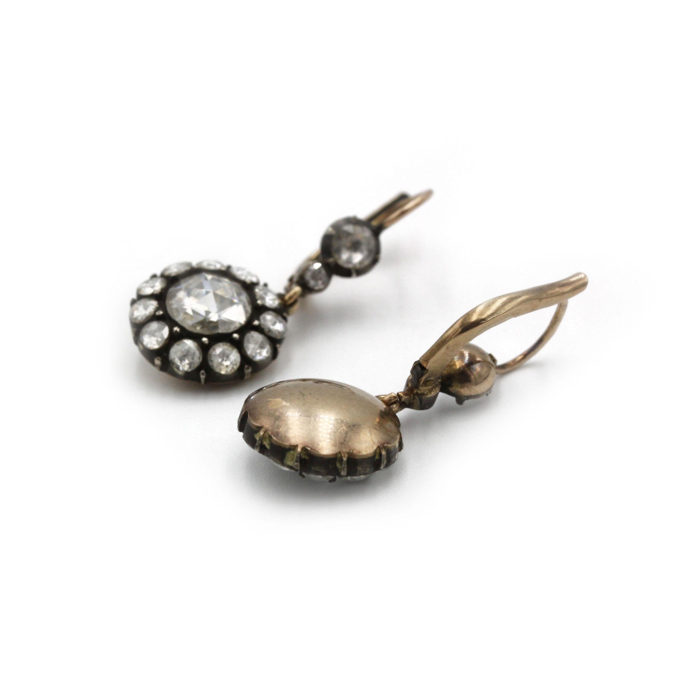 Boucles d'oreilles pendantes victoriennes en or jaune et diamants taillés en rose - 19e siècle Pour femmes en vente