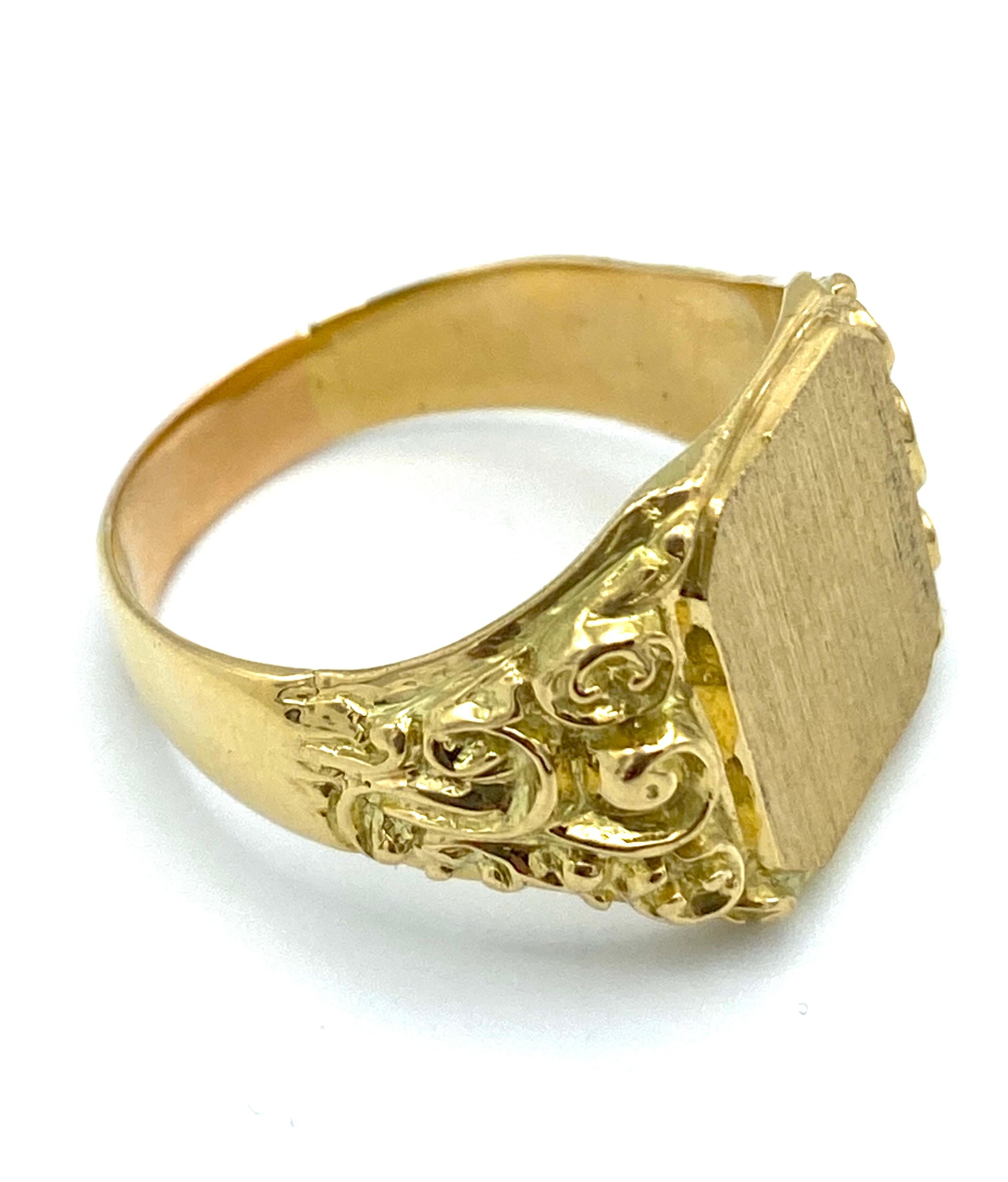 Victorian Yellow Gold Signet Ring In Excellent Condition For Sale In Beverly Hills, CA