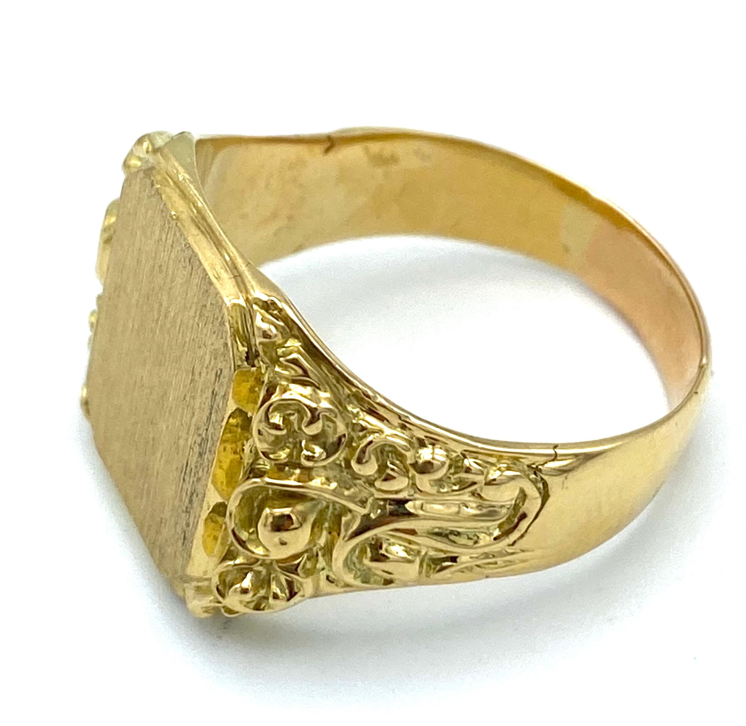 Men's Victorian Yellow Gold Signet Ring For Sale