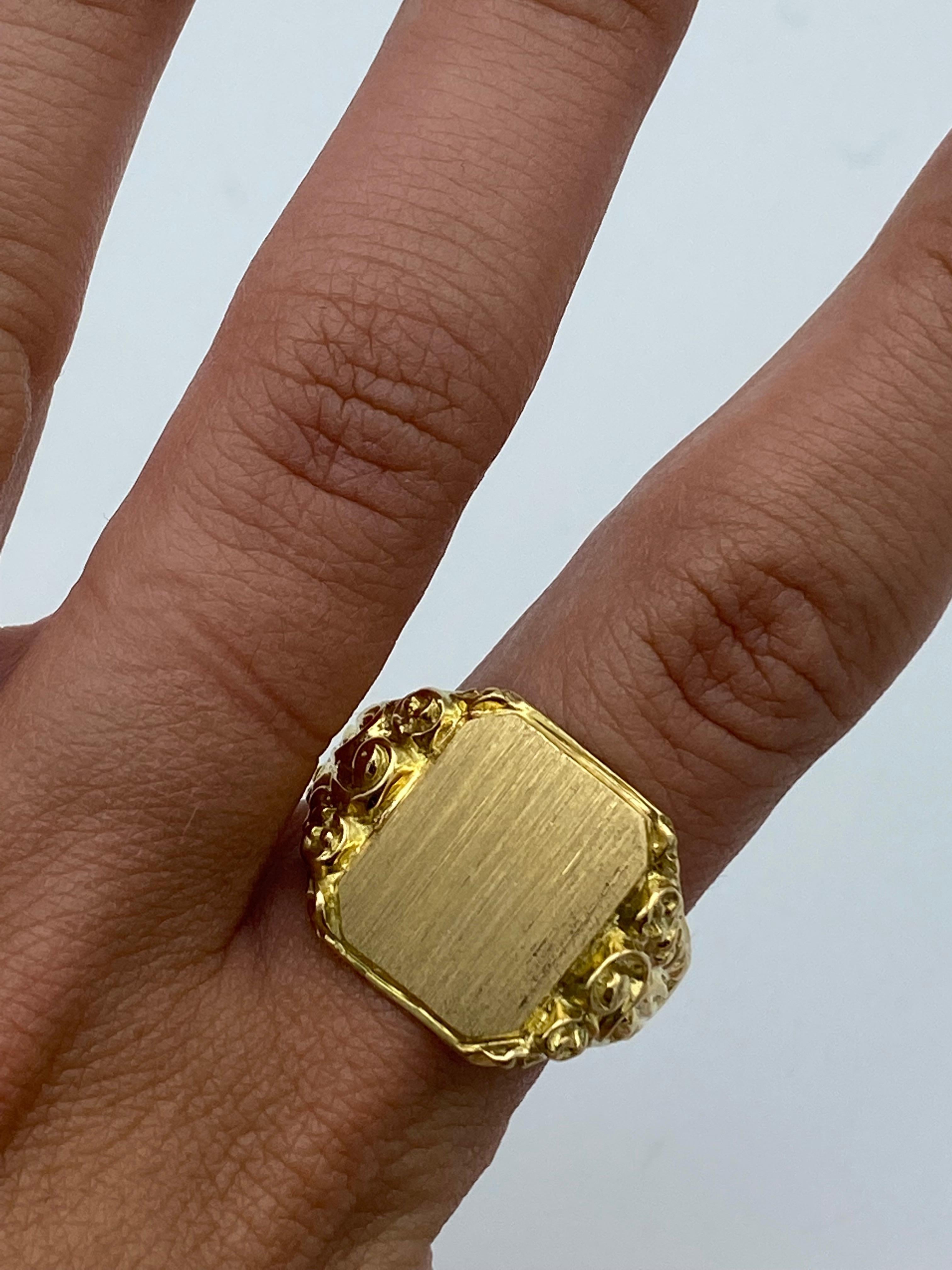 Victorian Yellow Gold Signet Ring In Excellent Condition For Sale In Beverly Hills, CA