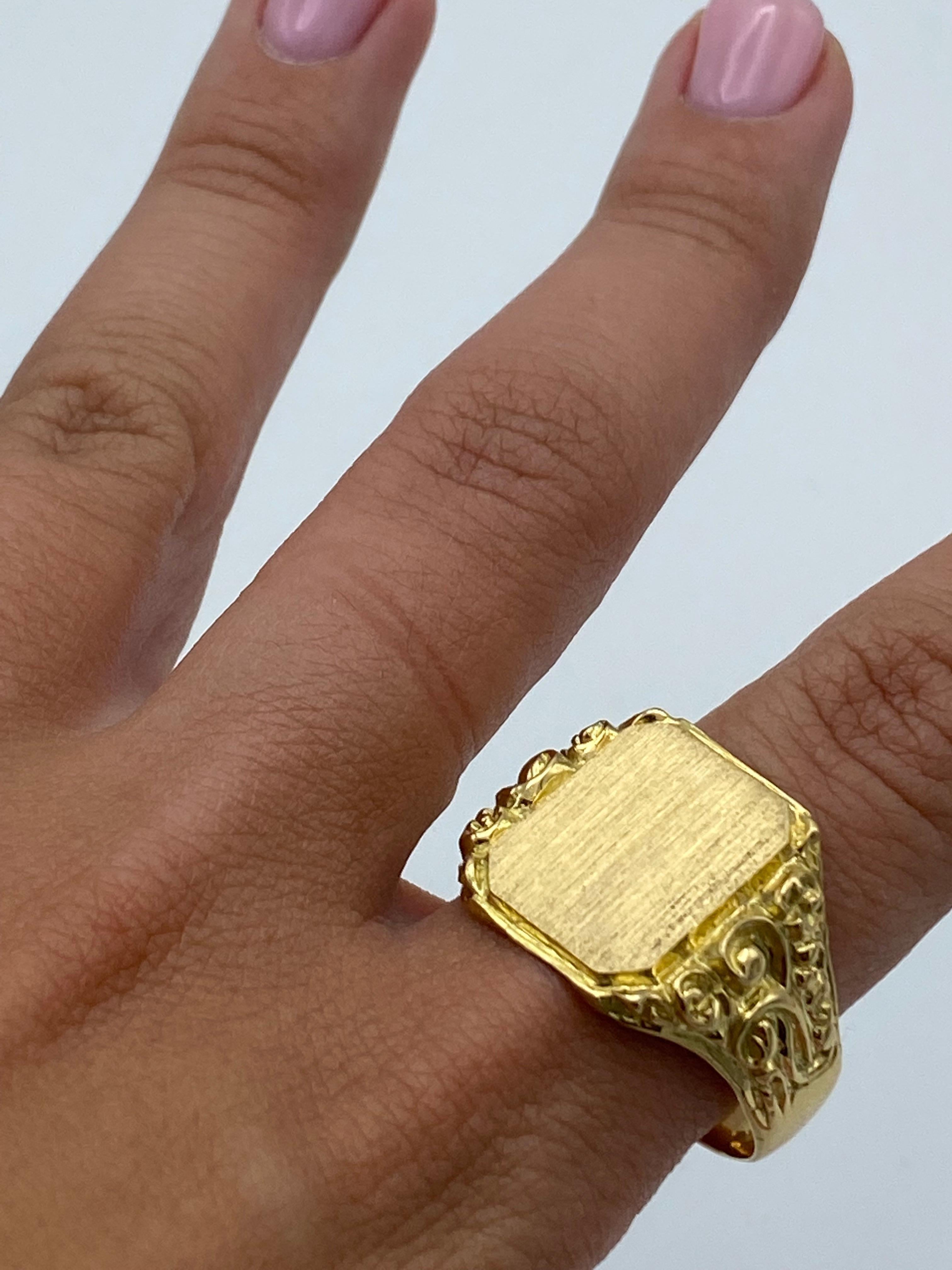 Victorian Yellow Gold Signet Ring For Sale 3
