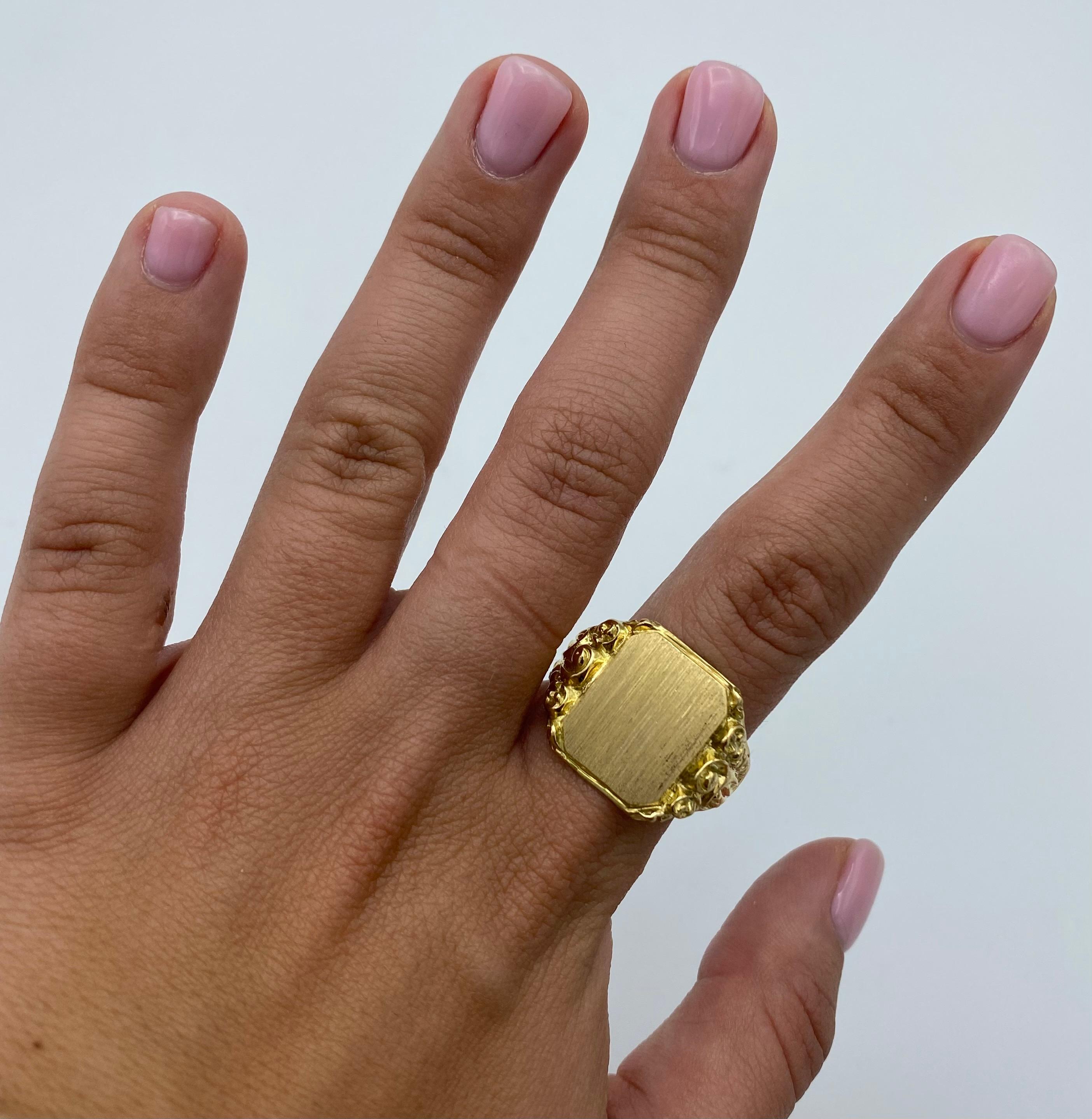 Victorian Yellow Gold Signet Ring For Sale 4