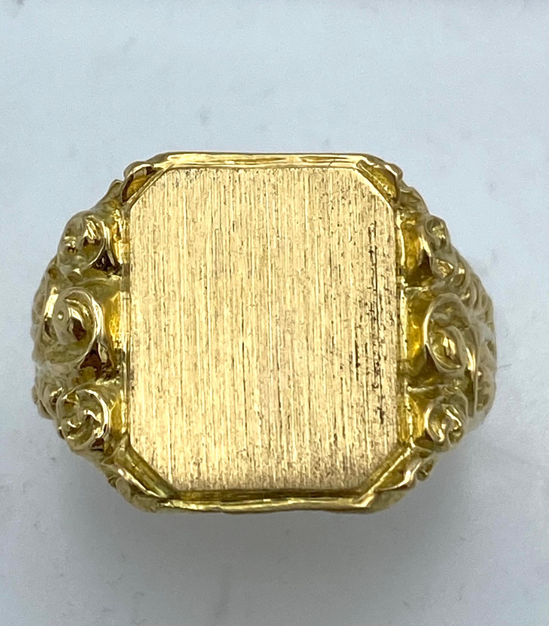 Victorian Yellow Gold Signet Ring For Sale 5