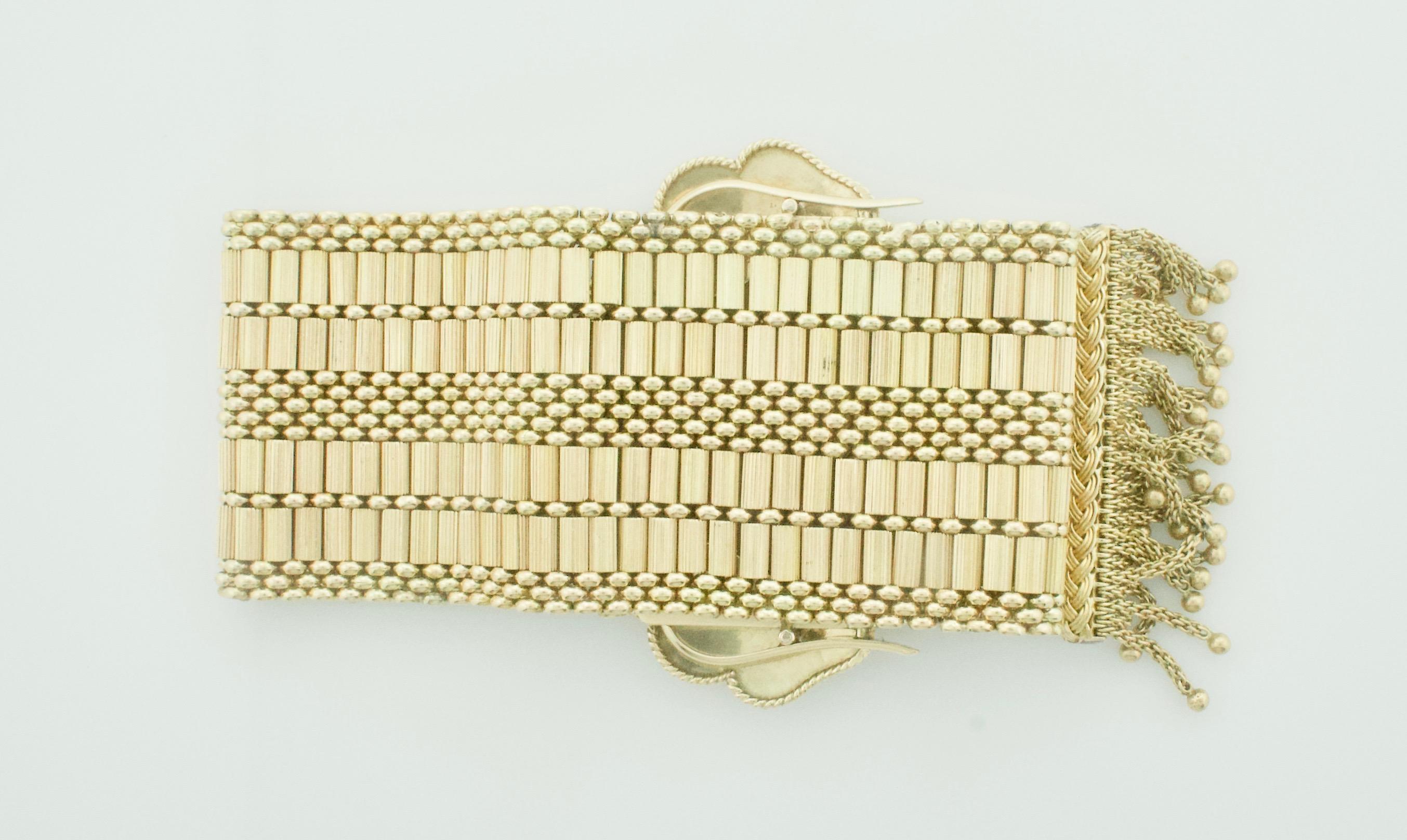 Viktorianisches breites Gelbgoldarmband um 1871
Einstellbar durch Einklemmen des Seitenhebels zum Verlängern oder Verkürzen 
Ungefähr 7+ Inches bei Maximum. Sehr schwer zu messen.  Passt den meisten Handgelenken.  
1 1/2 Zoll breit.  
Über 3 Unzen