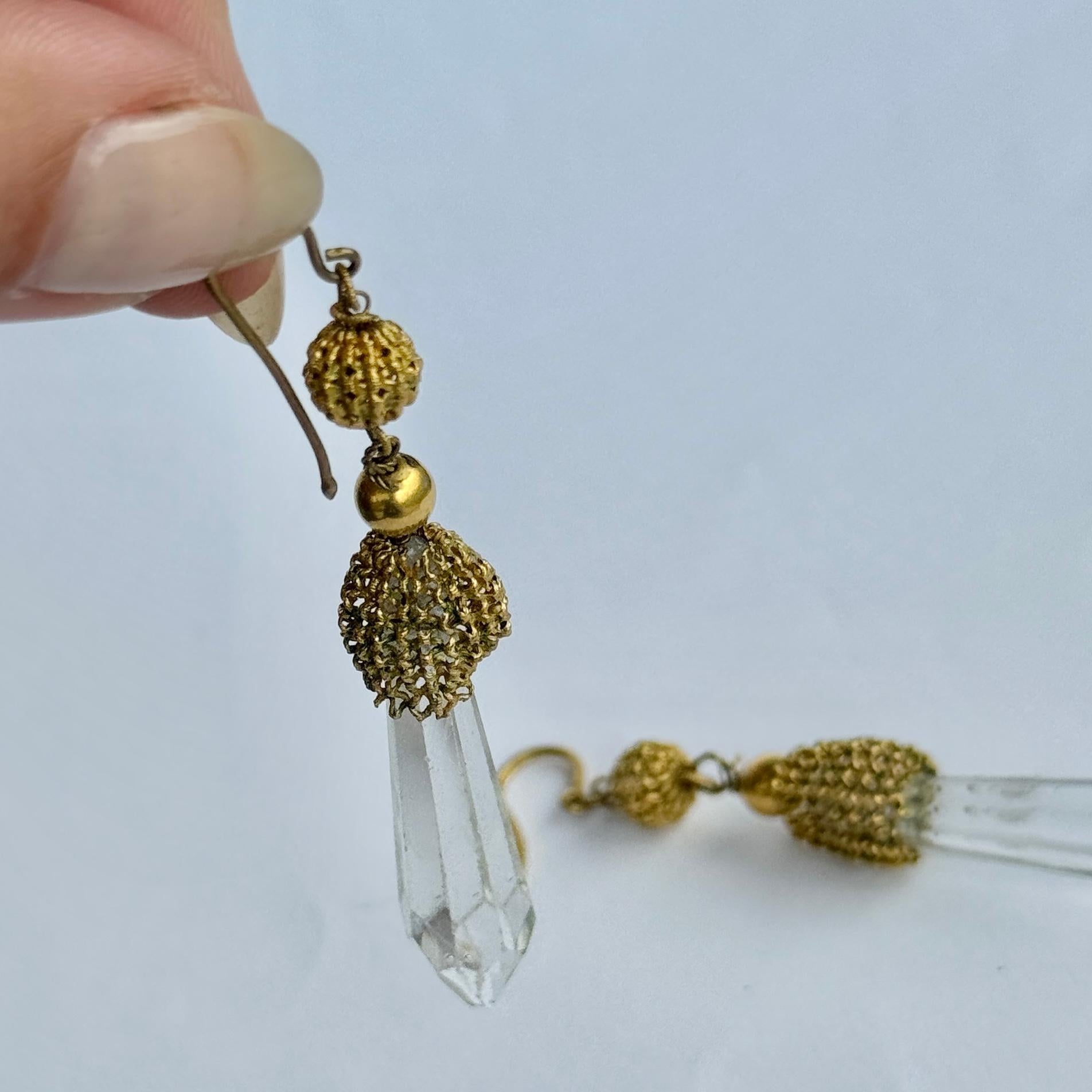 Métal jaune brillant avec gouttes de cristal de roche. 

Dimesions en cristal : 4x1cm
Hauteur de l'oreille : 7cm

Poids : 8,2 g
