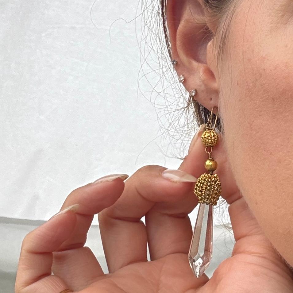 Victorien Boucle d'oreille pendante victorienne en Meta et cristal de roche en vente