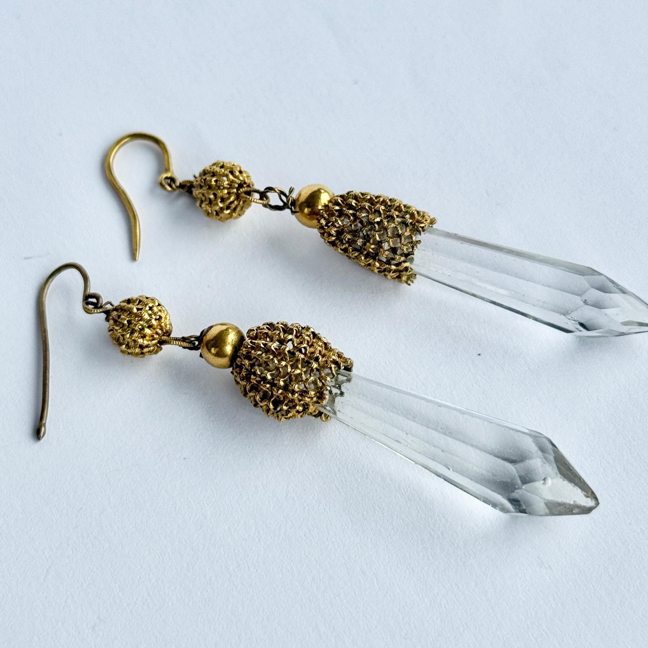 Non taillé Boucle d'oreille pendante victorienne en Meta et cristal de roche en vente