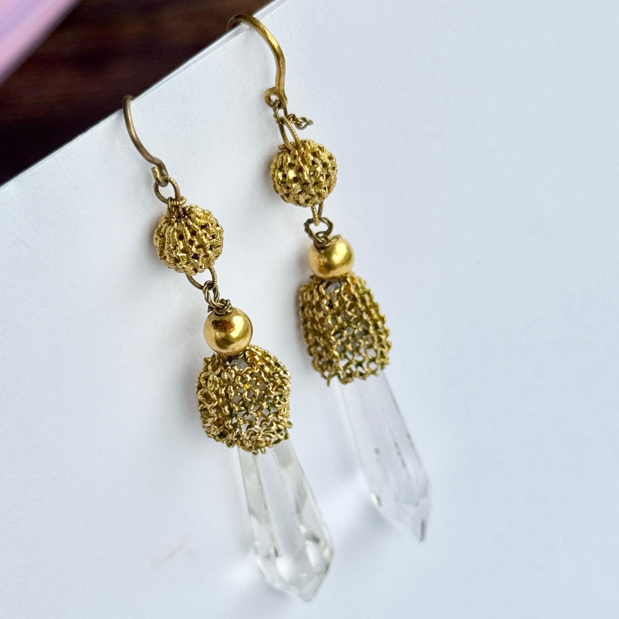 Boucle d'oreille pendante victorienne en Meta et cristal de roche Unisexe en vente