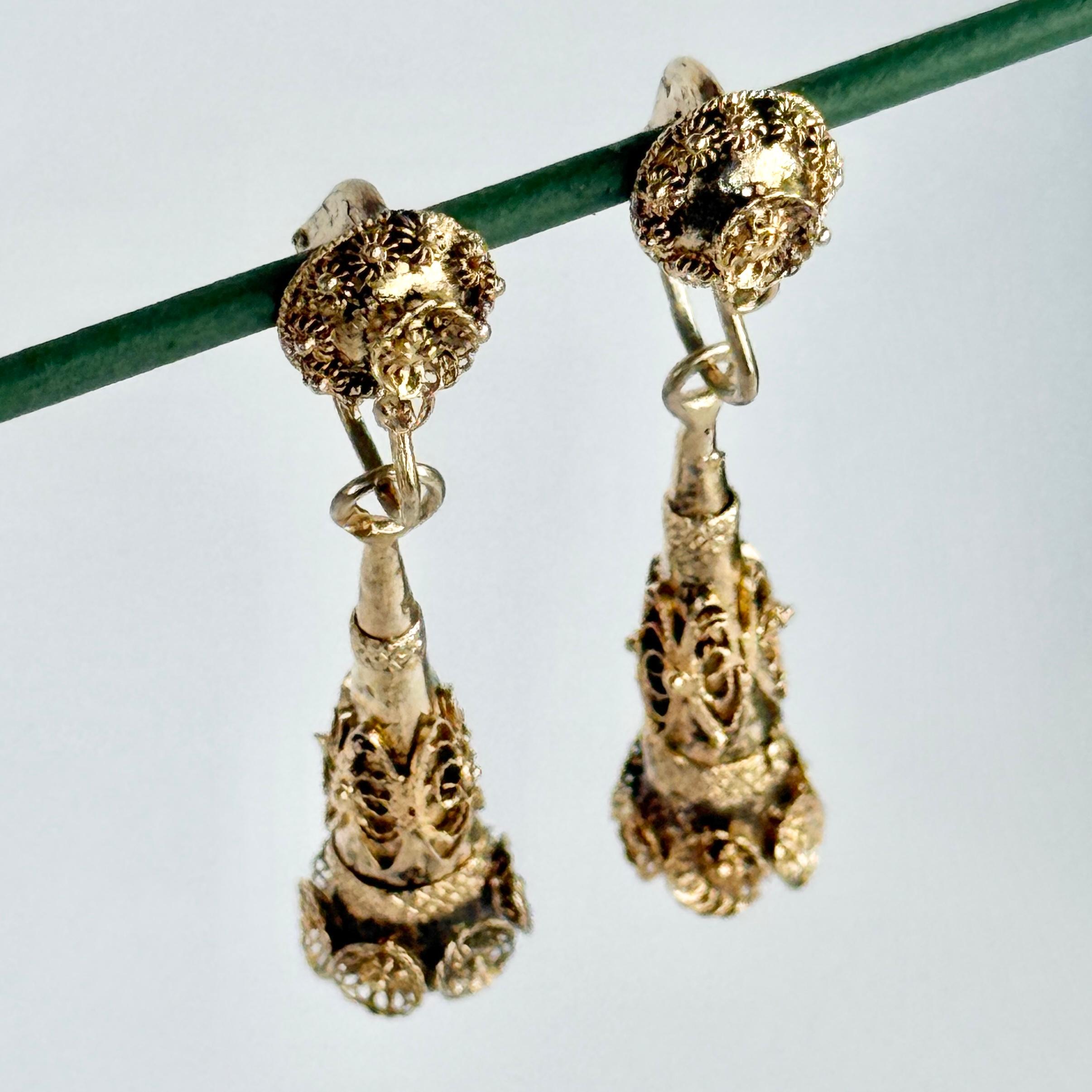 Questi splendidi orecchini sono ricchi di dettagli intricati. Sono in ottime condizioni. Realizzato in metallo giallo. 

Caduta dall'orecchio: 4,3 cm 

Peso: 2,8 g