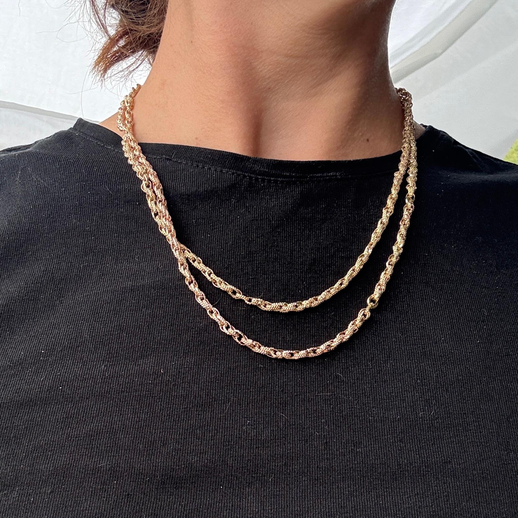 Le catene Longuard sono così versatili e possono essere indossate in tanti modi! Questa catena è realizzata in metallo giallo.

Lunghezza: 95 cm
Larghezza: 4 mm

Peso: 18.7 g