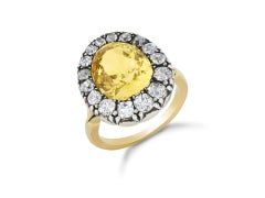 Anello con zaffiro giallo di Ceylon e diamanti a grappolo, fine del XIX secolo.