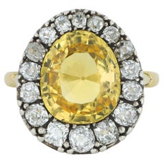 Anello con zaffiro giallo di Ceylon e diamanti a grappolo, fine del XIX secolo.