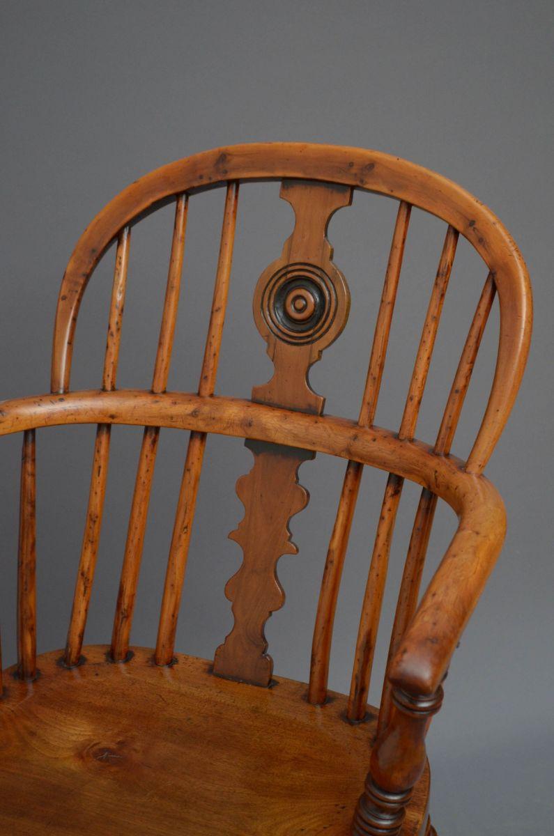 Sn5240 Viktorianischer Windsor-Stuhl aus Eiben- und Ulmenholz mit niedriger Rückenlehne, auf gedrechselten, ringförmigen Beinen stehend, die mit Streckern verbunden sind, durchgehend im Originalzustand, bereit zum Aufstellen zu Hause. um
