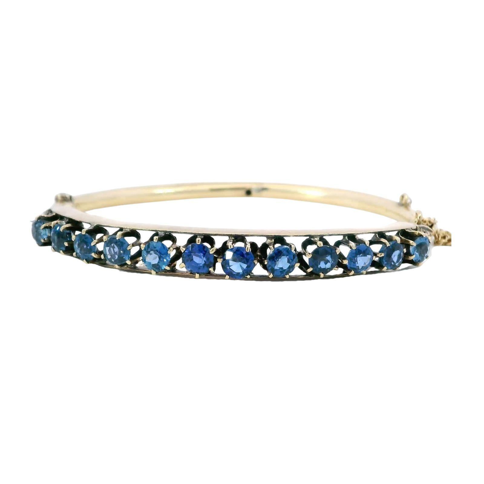 Viktorianischer Yogo Montana Saphir Armreif 14K Gold ~4.6ctw

Dieser außergewöhnliche Armreif aus der viktorianischen Zeit zeigt eine durchgehende Reihe seltener Yogo Montana Saphire von insgesamt ca. 4,6 Karat. Yogo-Saphire werden für ihren