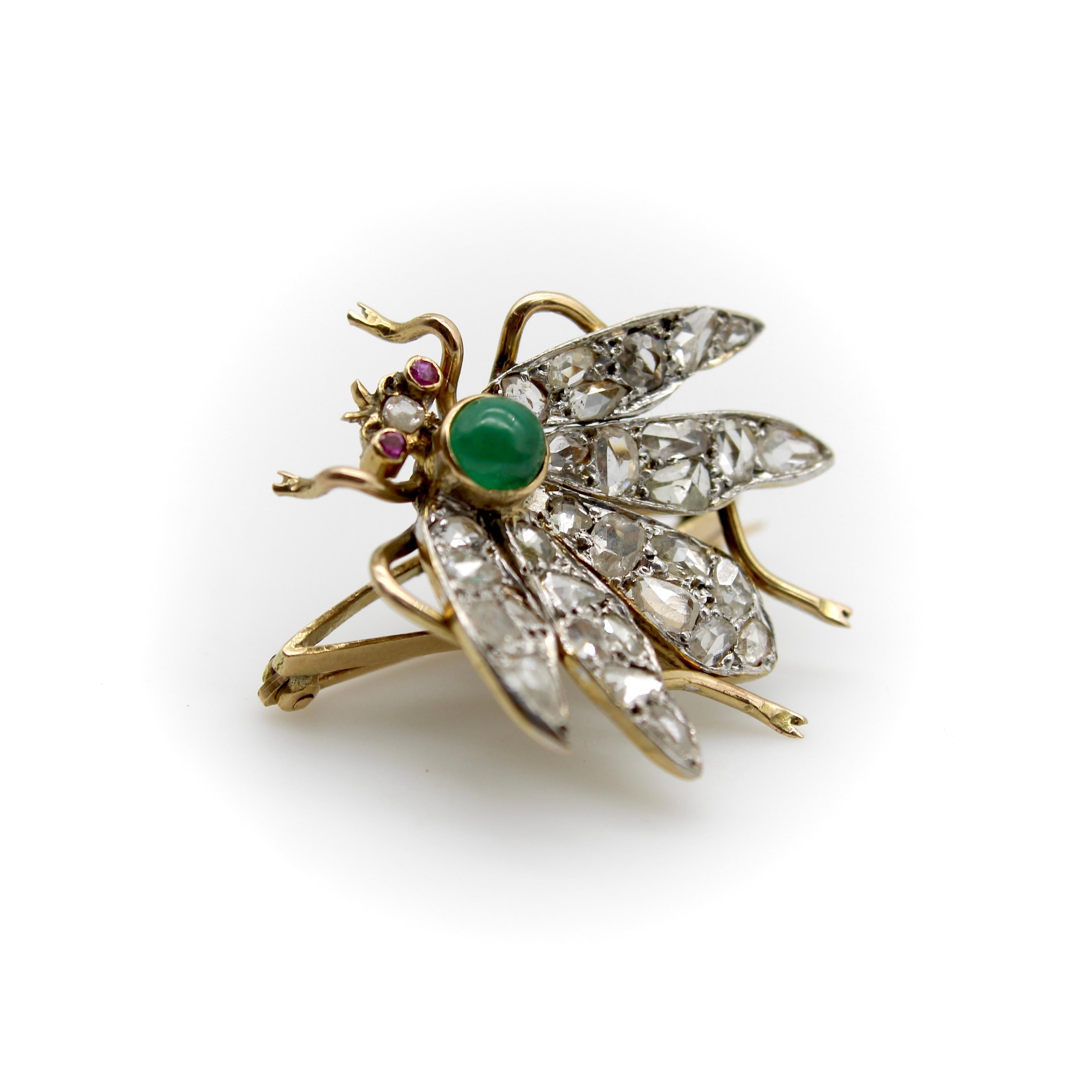 Cette broche en or 14 carats, ornée de diamants et représentant un insecte ailé, est réalisée en tremblant, un élément de la joaillerie victorienne qui utilise un mécanisme à ressort pour permettre le mouvement à l'intérieur de la pièce. 