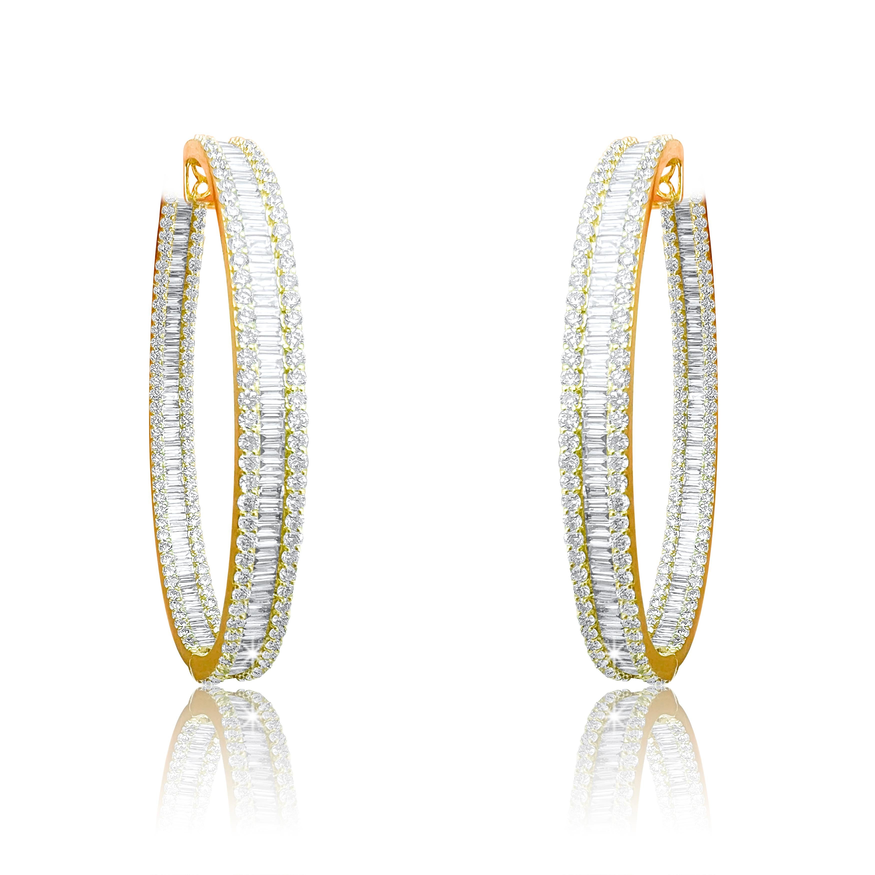 Informations sur les boucles d'oreilles
Pureté du métal : 18K
Couleur : Or jaune, Or blanc
Poids de l'or : 27.40g
Longueur : 2'' ovale
Nombre de diamants : 256 diamants ronds
Diamant rond Poids en carats : 6.85 ttcw
Nombre de diamants baguette :