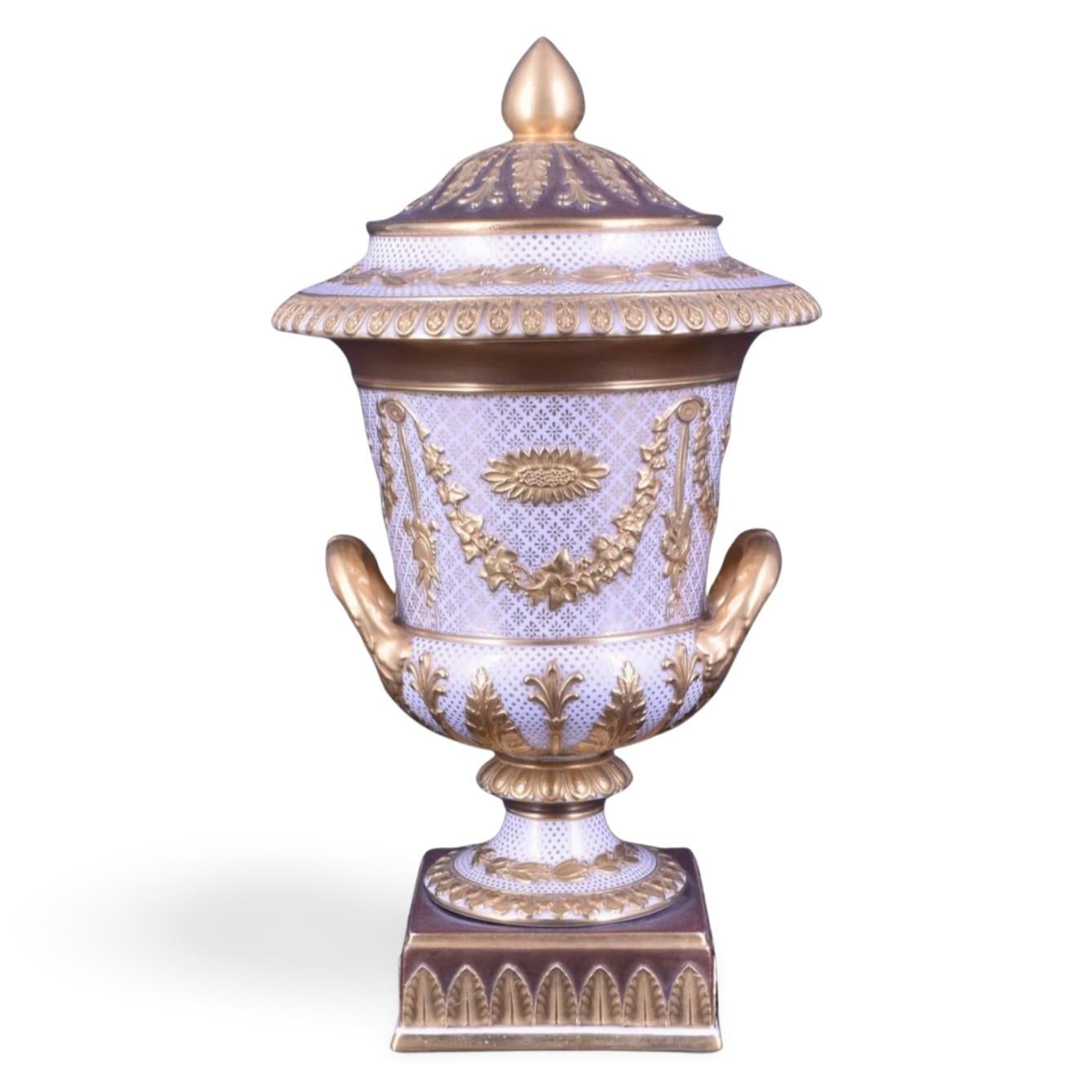 Eine Campana-Vase aus weißer und vergoldeter Victoriaware. Victoriaware war eine Mischung aus Parian- und Cremeware, aus der diese außergewöhnlichen Vasen mit Dekorationen im Stil von Sèvres auf klassischen Formen hergestellt wurden. Die Vase ist