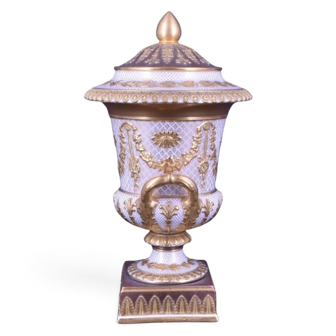 Viktorianische Campana-Vase aus Victoriaware in Weiß mit vergoldeter Dekoration. Wedgwood C1880. (Gedrechselt) im Angebot