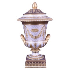 Viktorianische Campana-Vase aus Victoriaware in Weiß mit vergoldeter Dekoration. Wedgwood C1880.