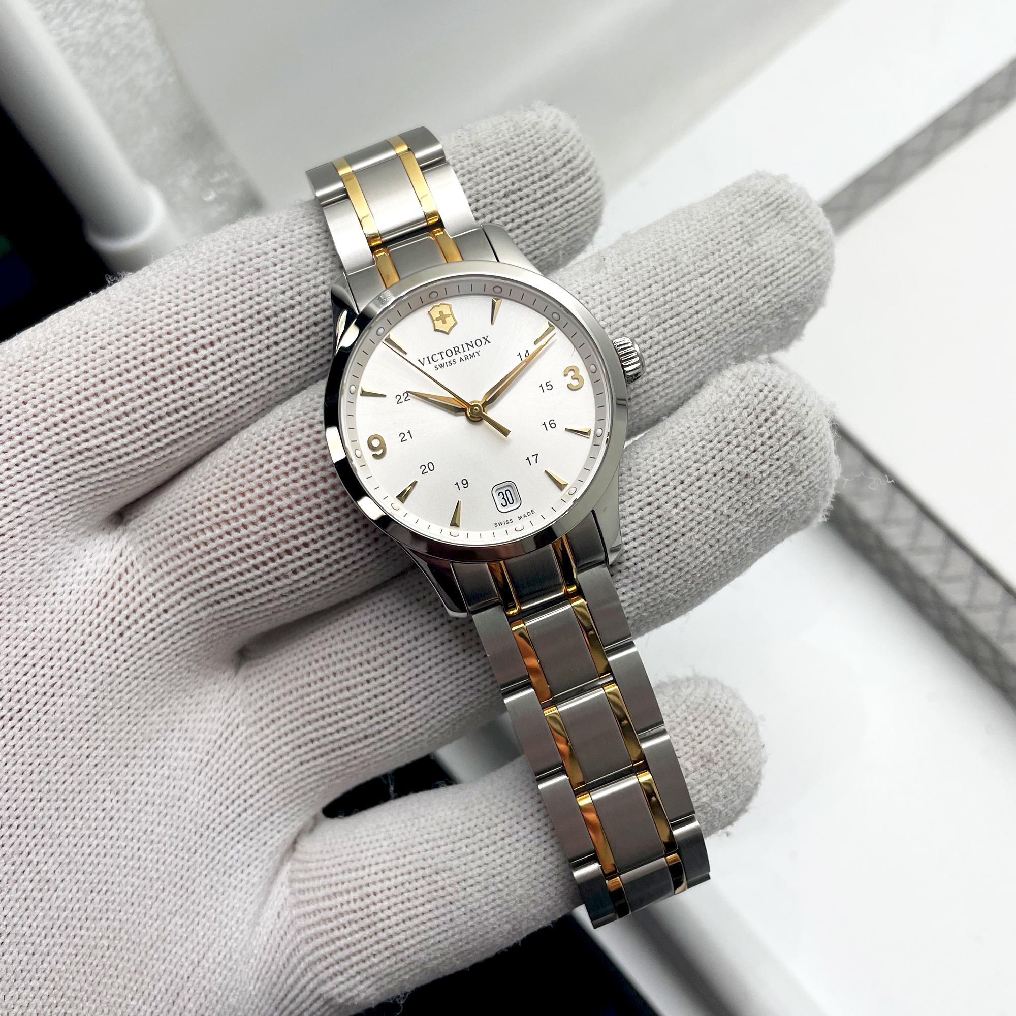 Victorinox Swiss Army Alliance Steel Silver Dial Ladies Quartz Watch 241543 In New Condition In New York, NY