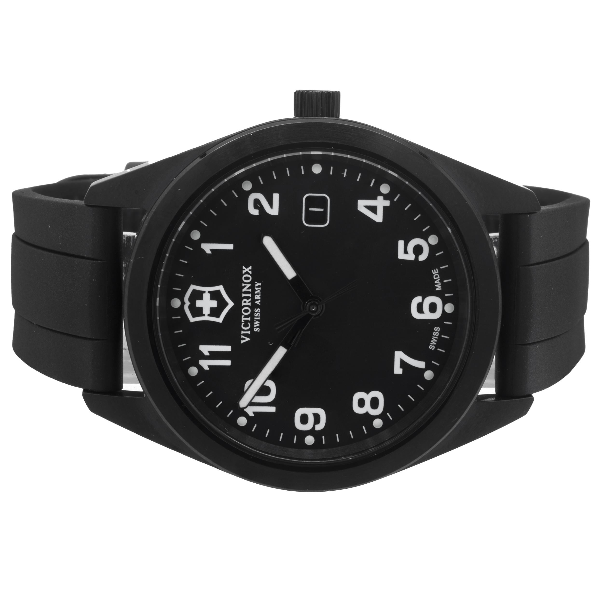 Uhrwerk: Quarz
Funktion: Stunden, Minuten, Sekunden, Datum
Gehäuse: 41mm rundes Gehäuse
Armband: schwarzes Kautschukband, Dornschließe
Zifferblatt: schwarzes arabisches Zifferblatt
Seriennummer 190324XXX
Aktenzeichen: 26071.CB

Komplett mit