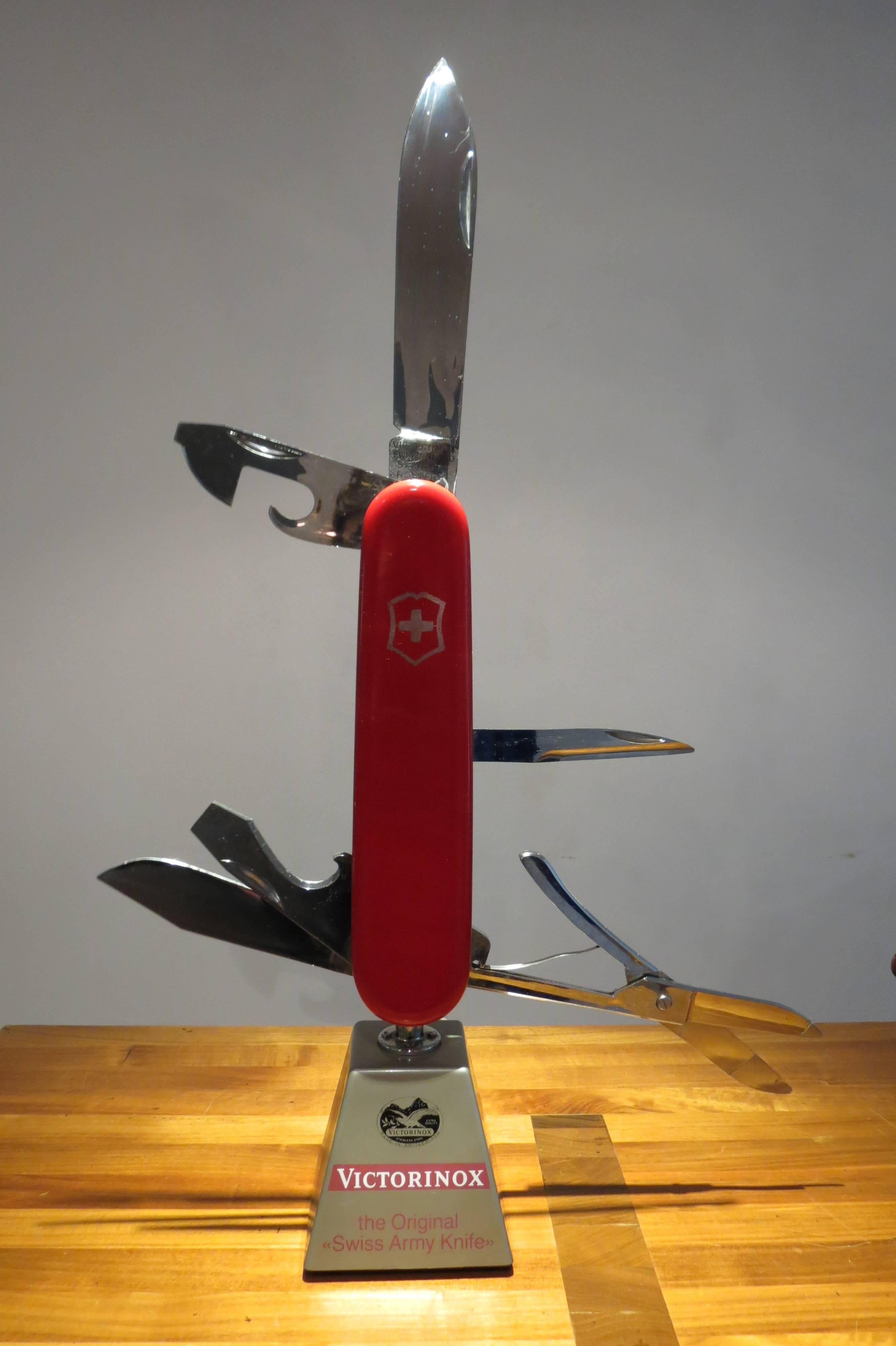 victorinox moving knife display