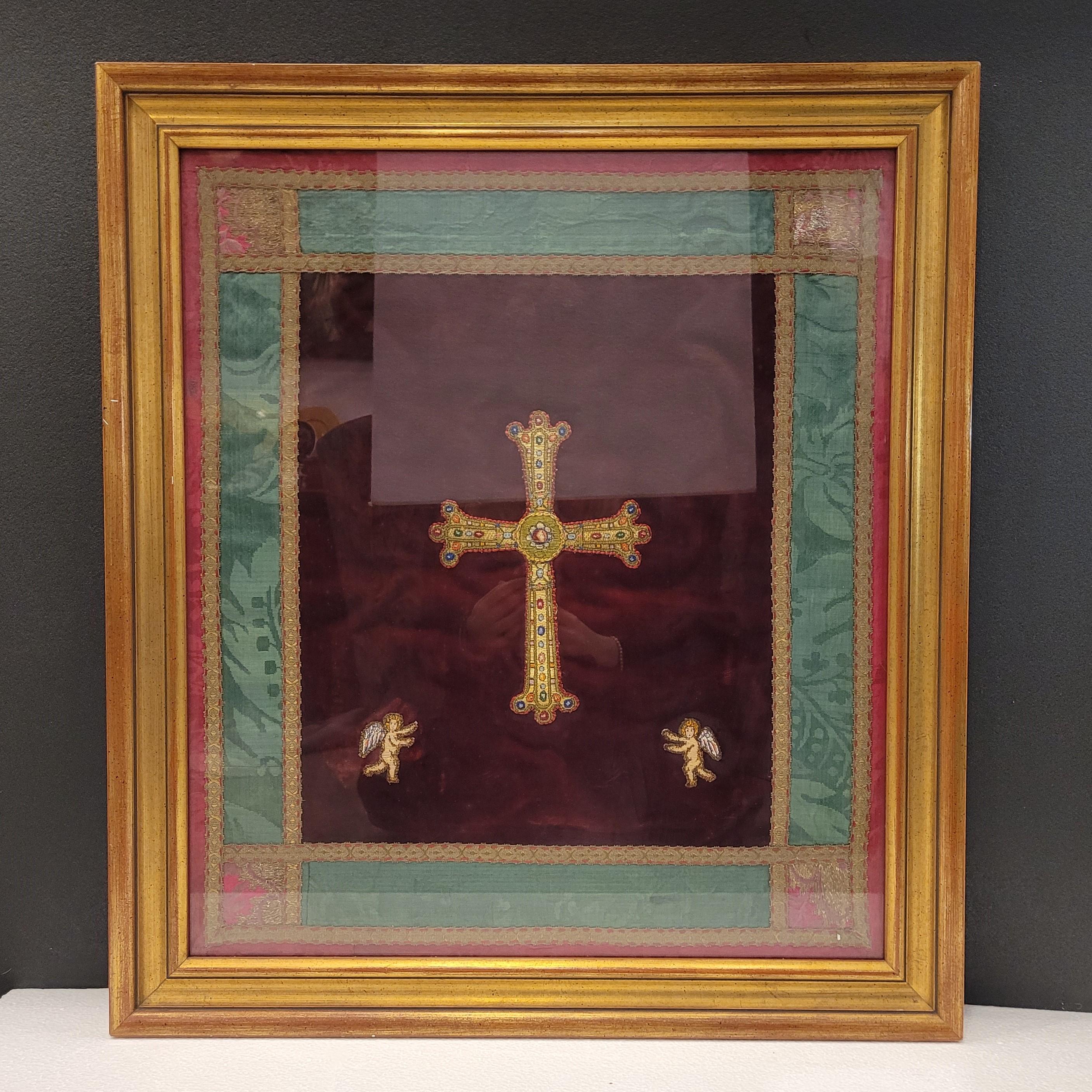 Gorgeous Victory cross embroidered on a parish priest's chasuble, with two angels also embroidered in the lower corners.

Victory Cross embroidered on velvet fabric, framed in a silk frame embroidered with damasks, with two angels at the bottom. The
