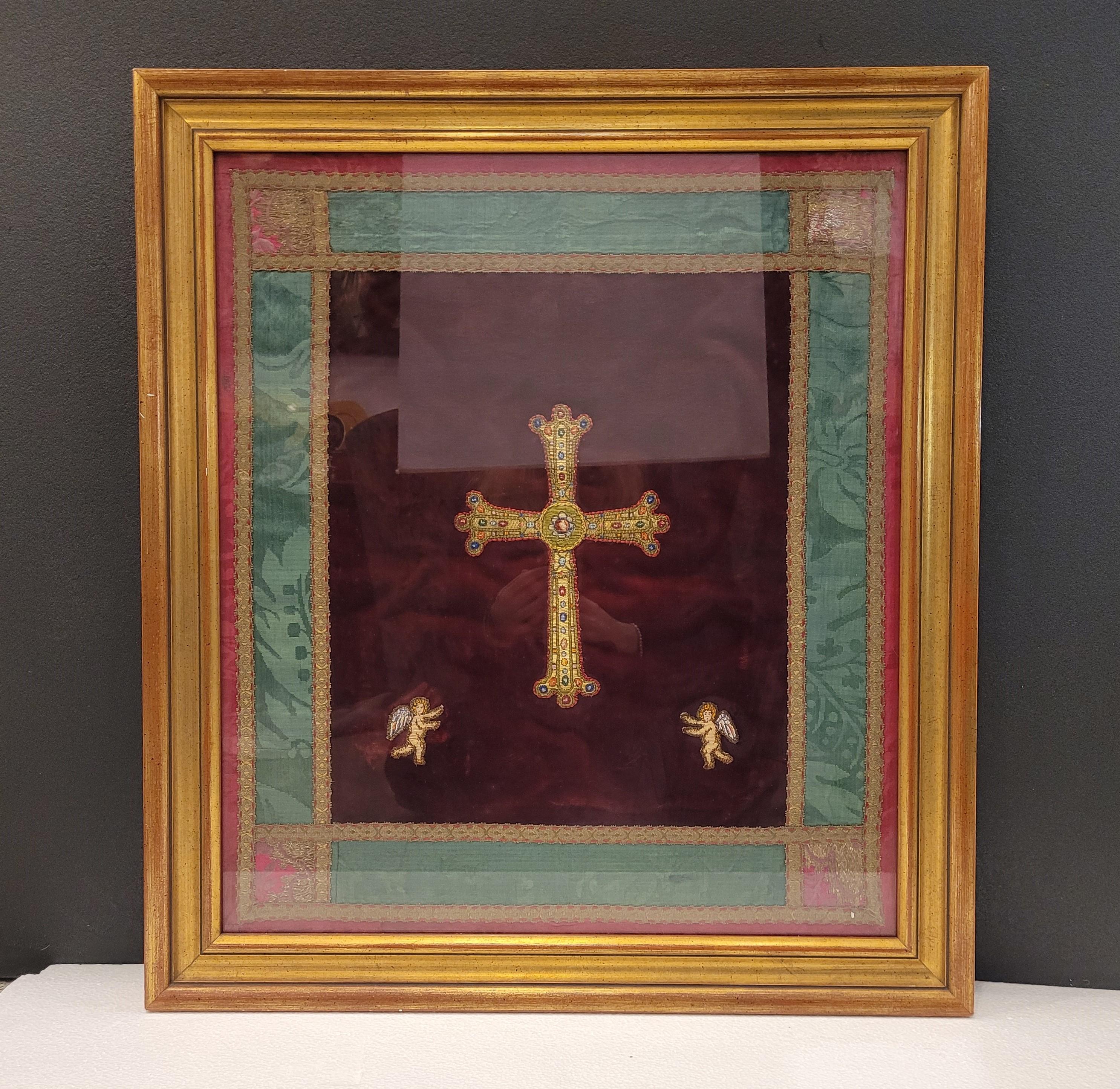Victory cross embroidered on a parish priest's  Spanish chasuble, two angels In Good Condition In VALLADOLID, ES