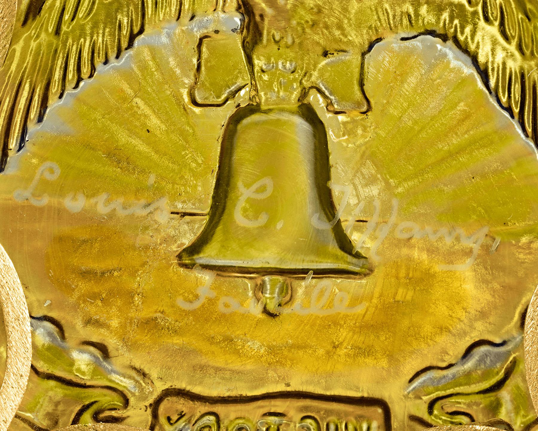 Louis Comfort Tiffany, pionnier de l'Art nouveau et artisan américain talentueux, a créé ce médaillon en verre favrile de la Victoire pour célébrer la victoire des Alliés lors de la Première Guerre mondiale. Le majestueux verre d'art irisé de