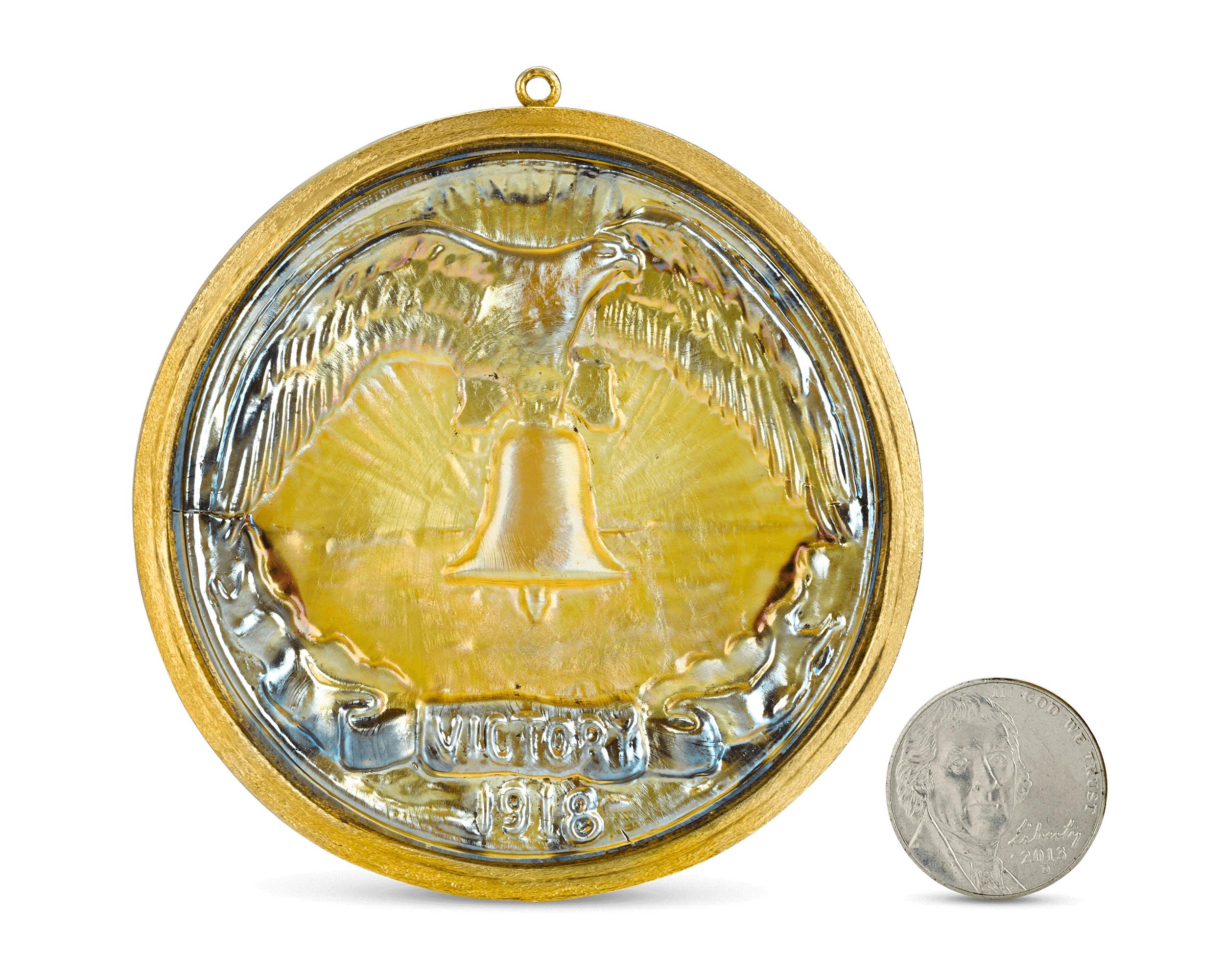 Art nouveau Médaillon en verre Victory Favrile de Louis Comfort Tiffany & Co. en vente