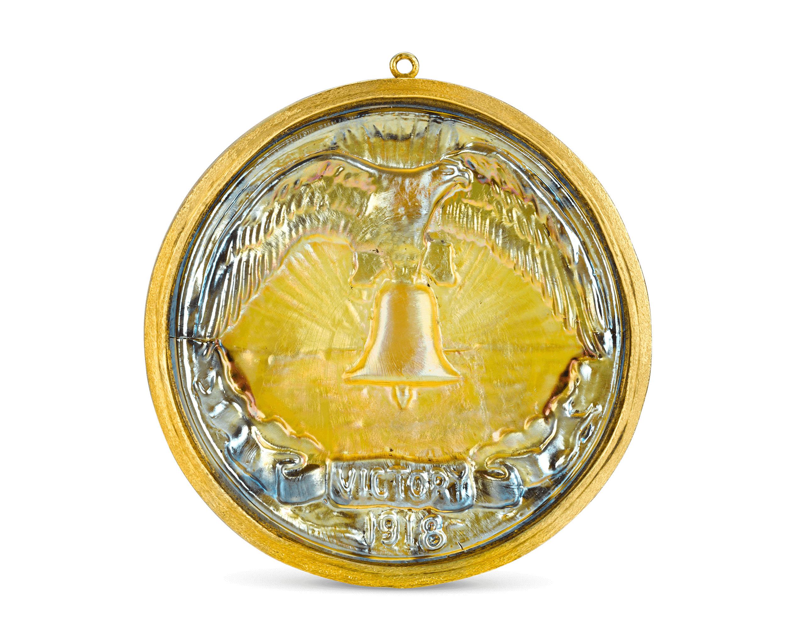 Médaillon en verre Victory Favrile de Louis Comfort Tiffany & Co. Excellent état - En vente à New Orleans, LA