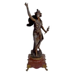 Victory in Spelter par Bruchon sur un socle en marbre de cerisier du 19ème siècle