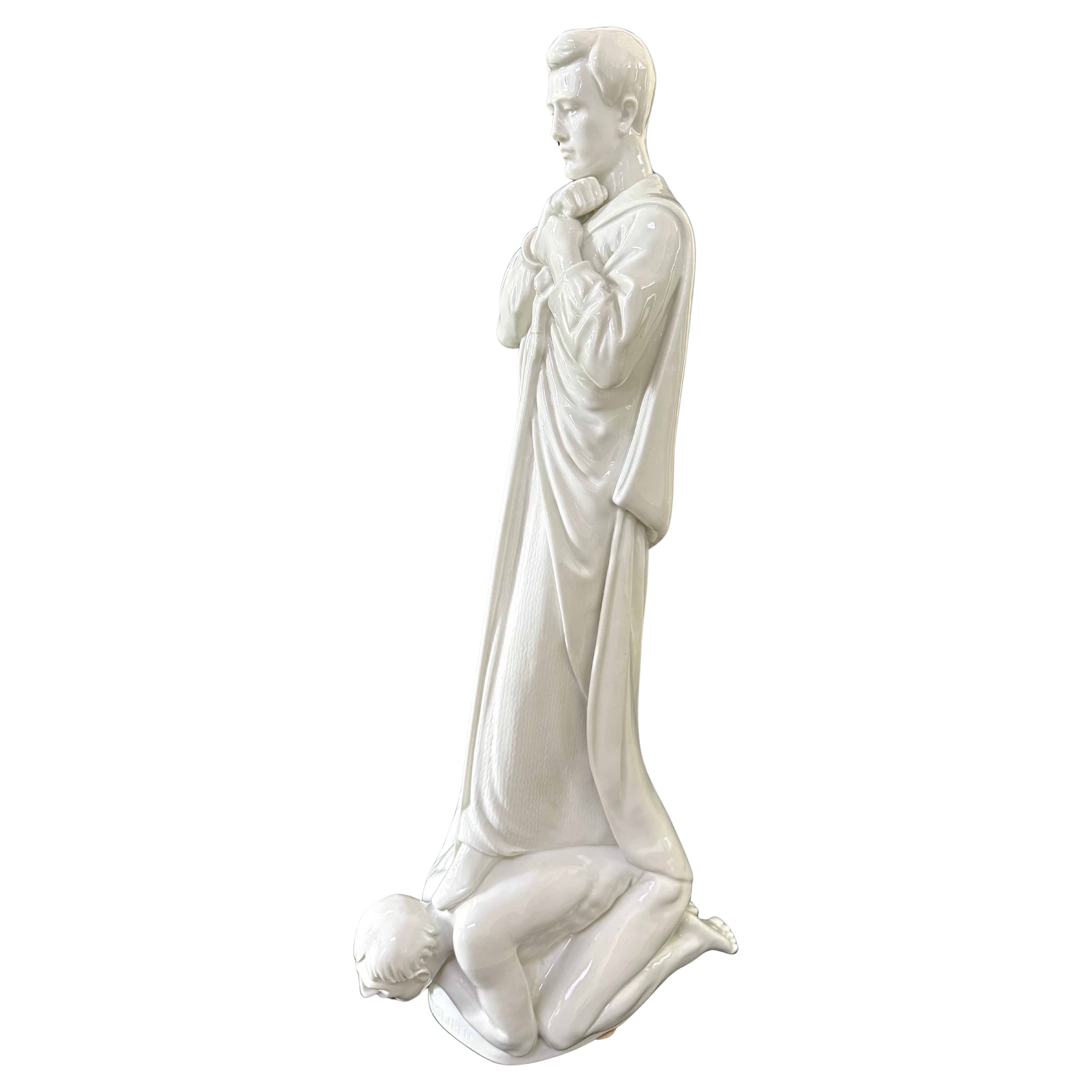Art déco « Victorie », grande sculpture allégorique unique en porcelaine avec nu masculin en vente