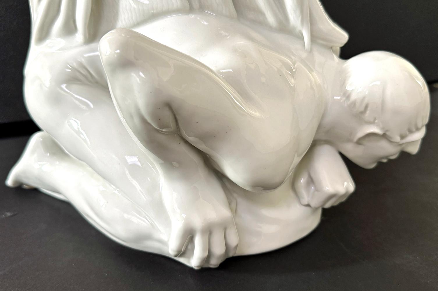 Vernissé « Victorie », grande sculpture allégorique unique en porcelaine avec nu masculin en vente