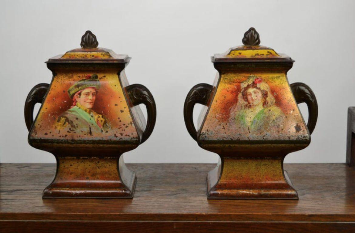 Victory V Gums Tins, England, Early 20th Century, Pair of In Good Condition For Sale In Retie, BE
