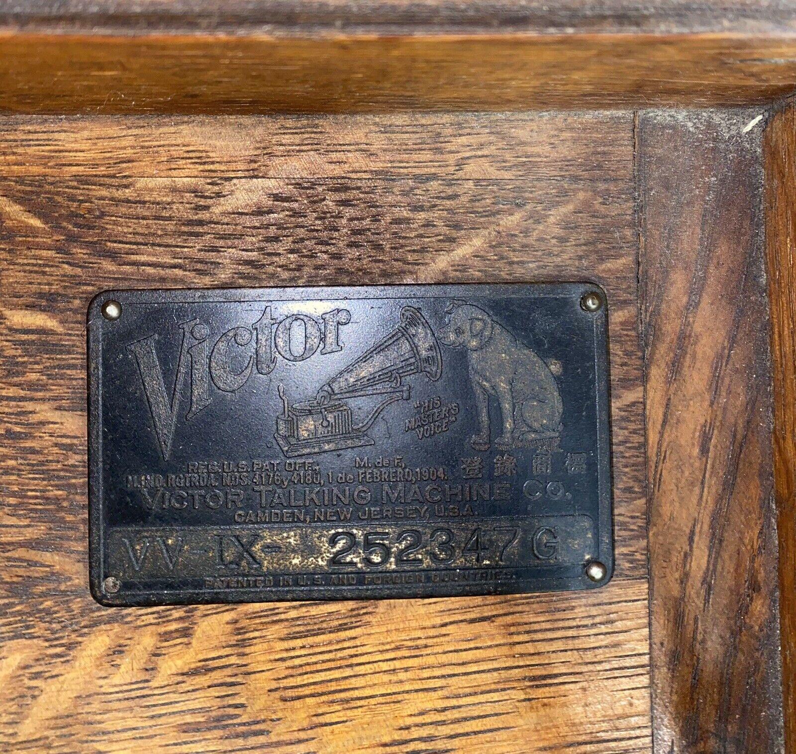 Victrola Victor Talking Machine Oak Case Record Player Model VV-IX-252347G For Sale 2