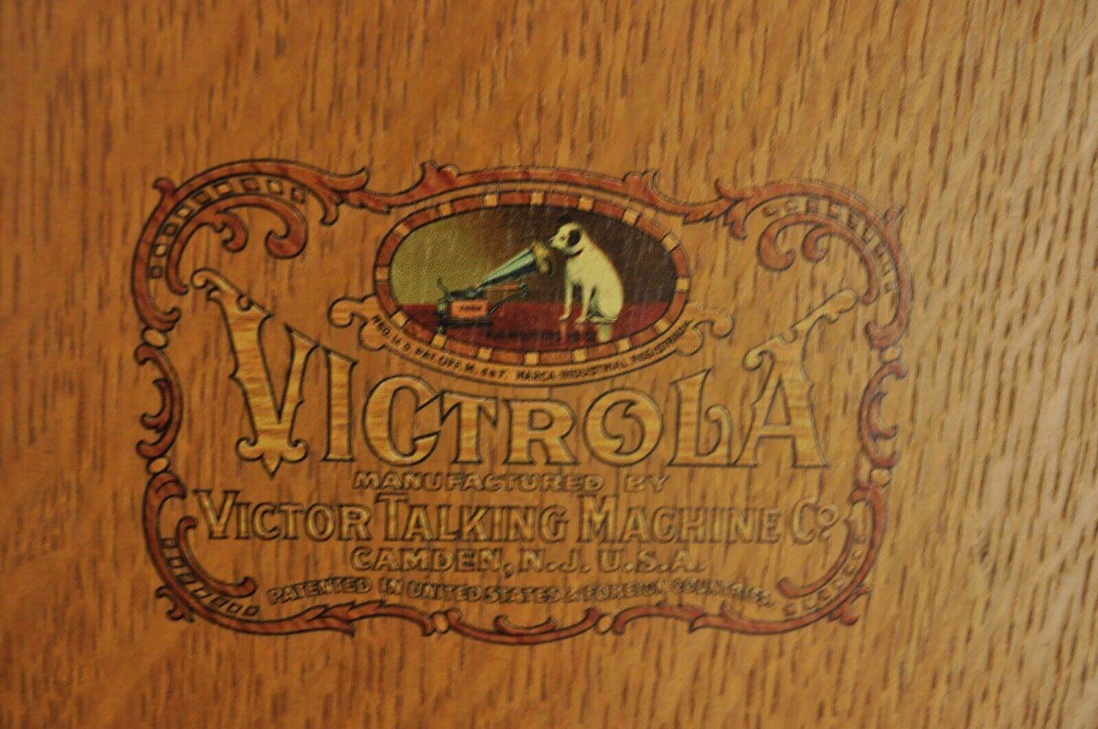 Player à disques en chêne Victrola Victor Talking Machine Modèle VV-IX-252347G en vente 1